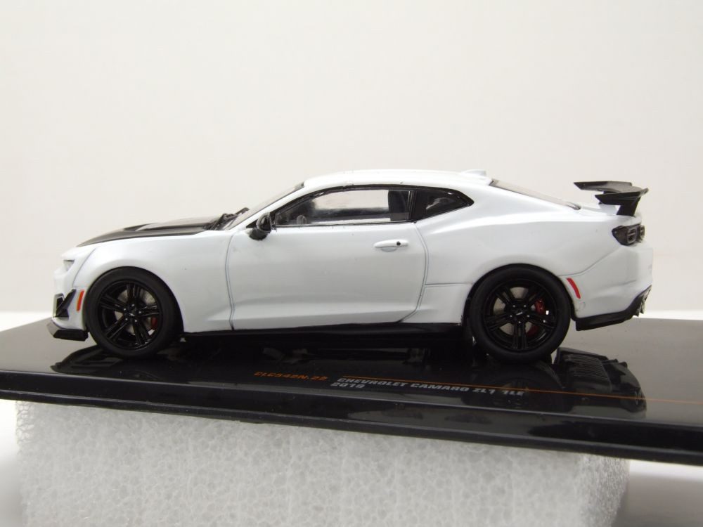 ixo Models Modellauto Chevrolet Camaro ZL1 2019 weiß schwarz, Maßstab 1:43