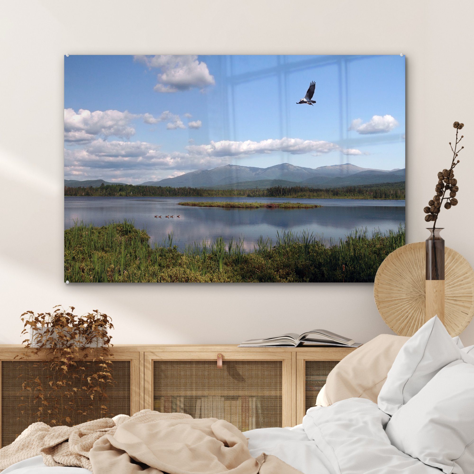 über Acrylglasbilder Hampshire, St), Acrylglasbild & See mit (1 Wohnzimmer New MuchoWow Vogel einem Beute in Schlafzimmer