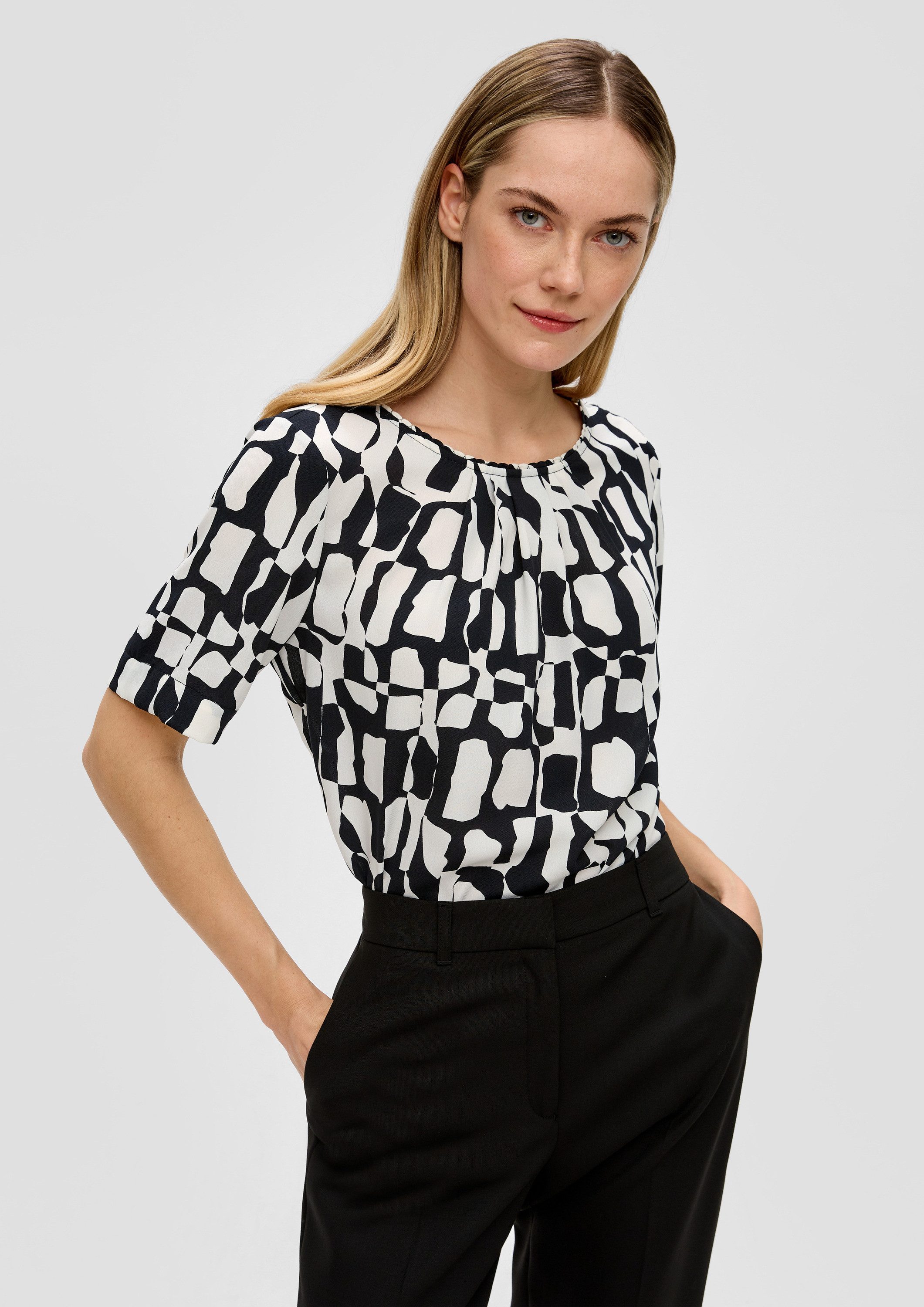 s.Oliver Kurzarmbluse Bluse Gemusterte Bluse mit Falten-Details