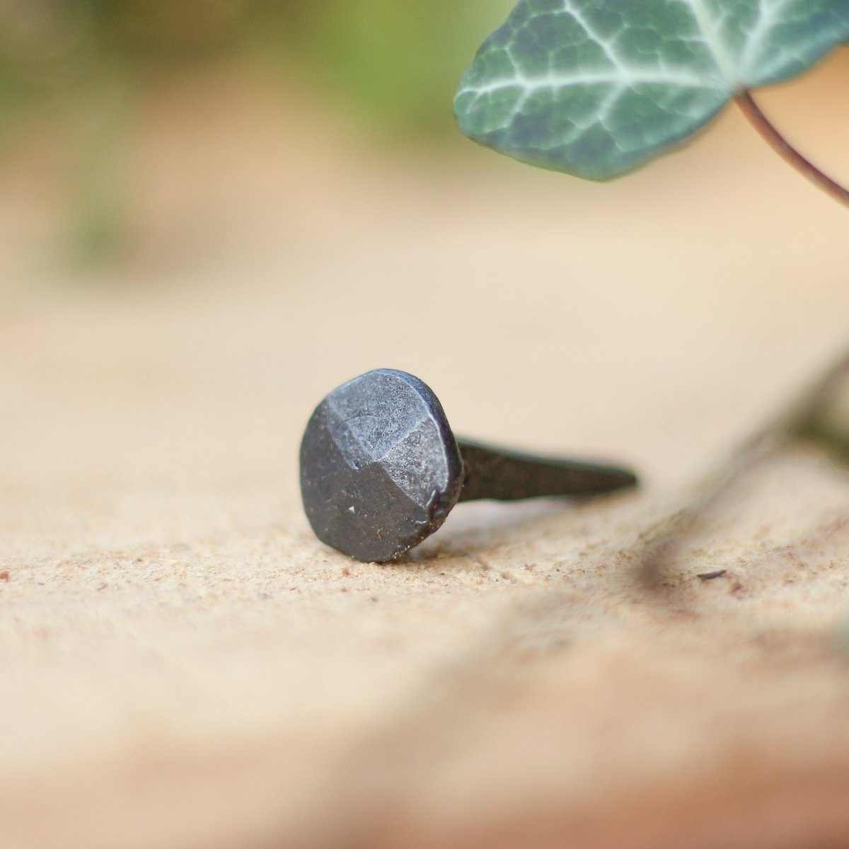 Antikas Torbeschlag Eisennagel handgeschmiedet, Möbelnagel gewachst, Ziernagel wie Antik