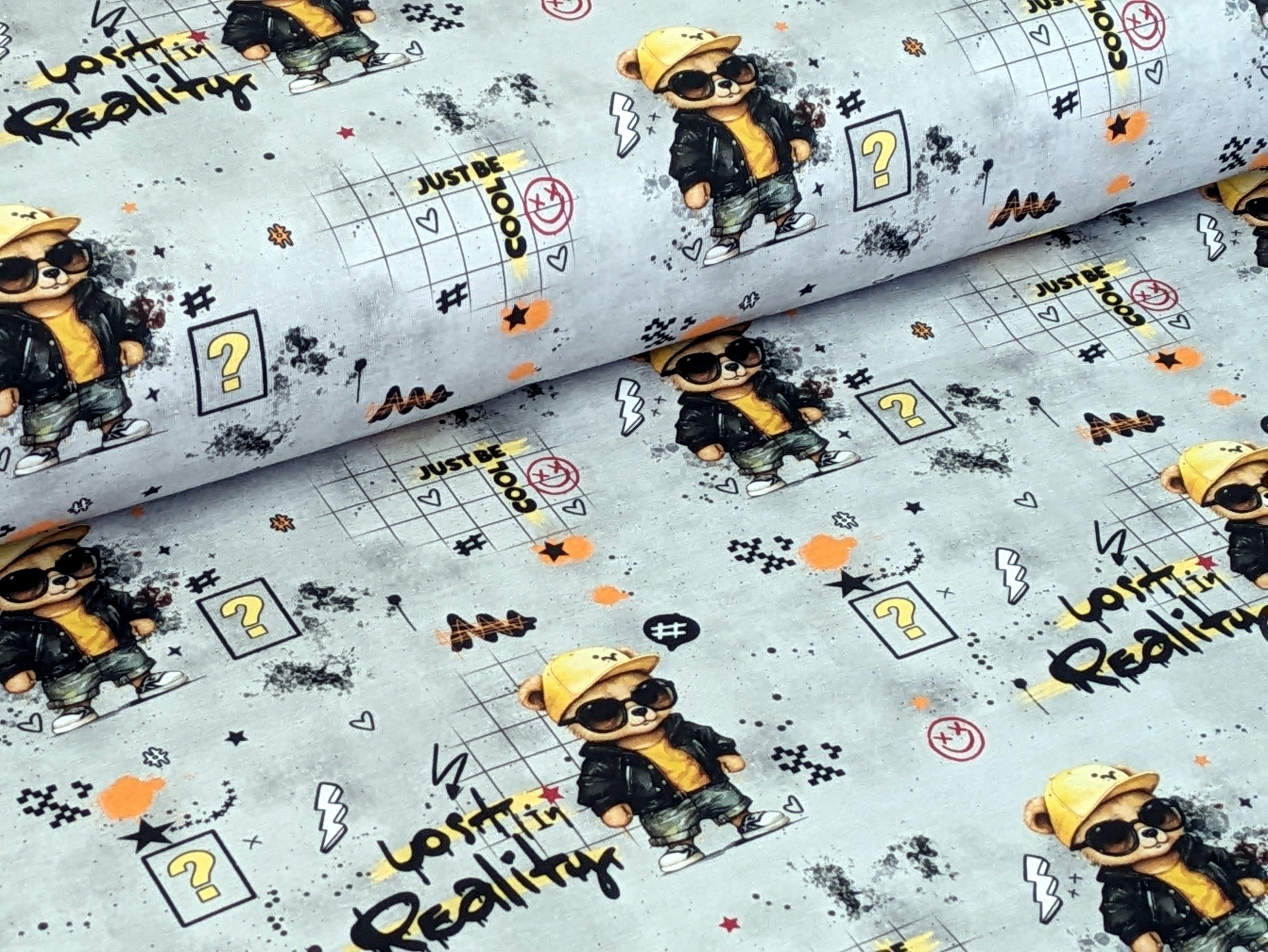 Corileo Stoff Eigenproduktion Baumwolljersey Just Be Cool Bär auf Hellgrau