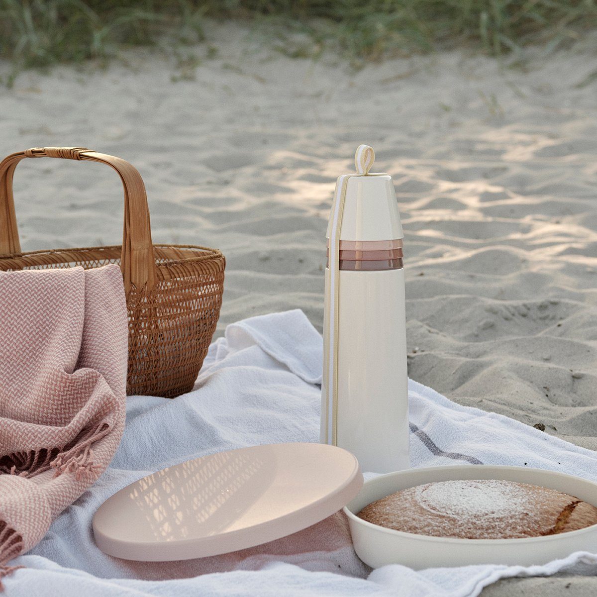 Stelton Isolierkanne Isolierflasche mit Becher PICKNICK, 1.00 l