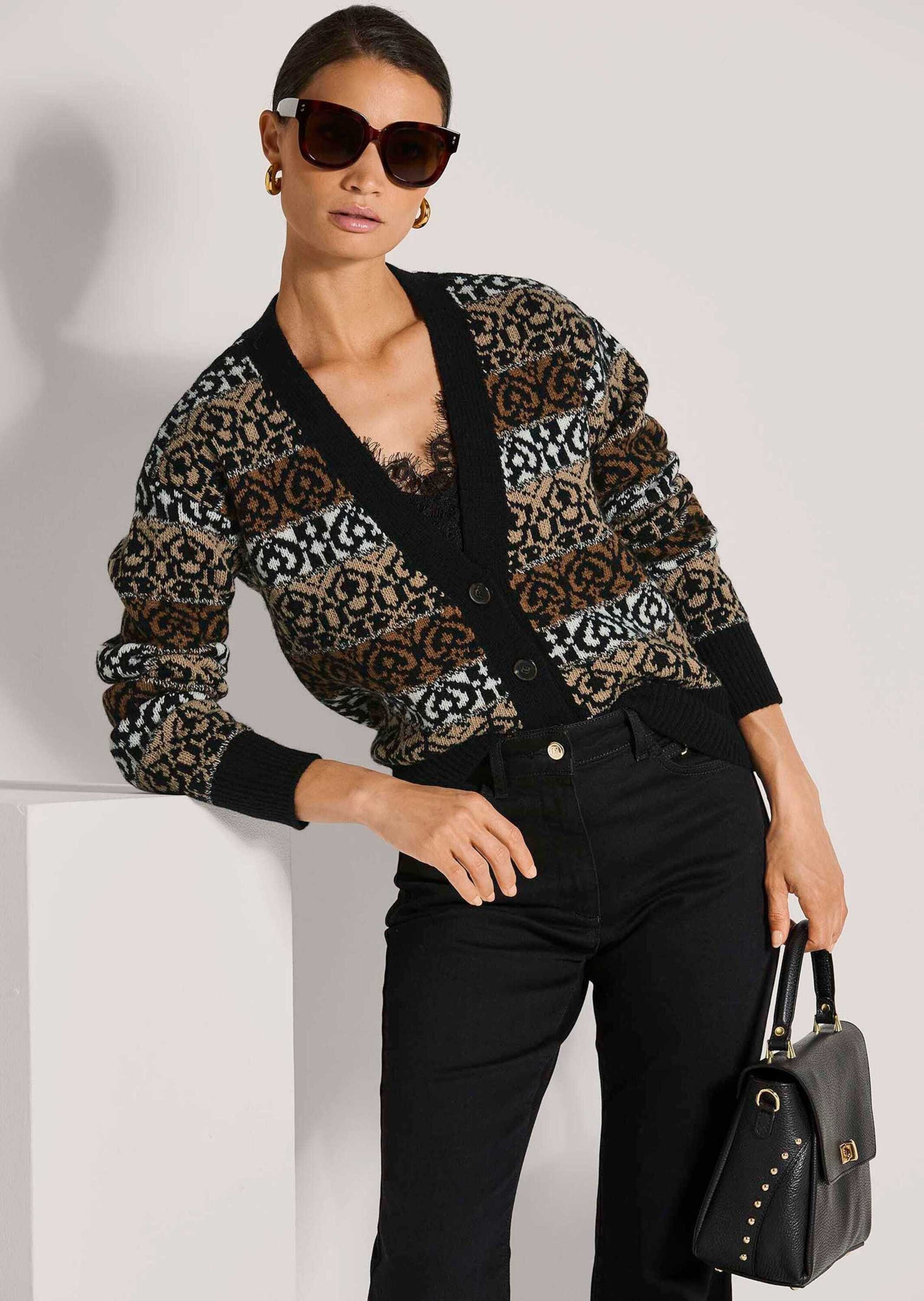 MADELEINE Strickjacke Luxuriöse Jacquard-Strickjacke mit V-Ausschnitt Elegante Kurzjacke mit Knopfleiste und Langarm