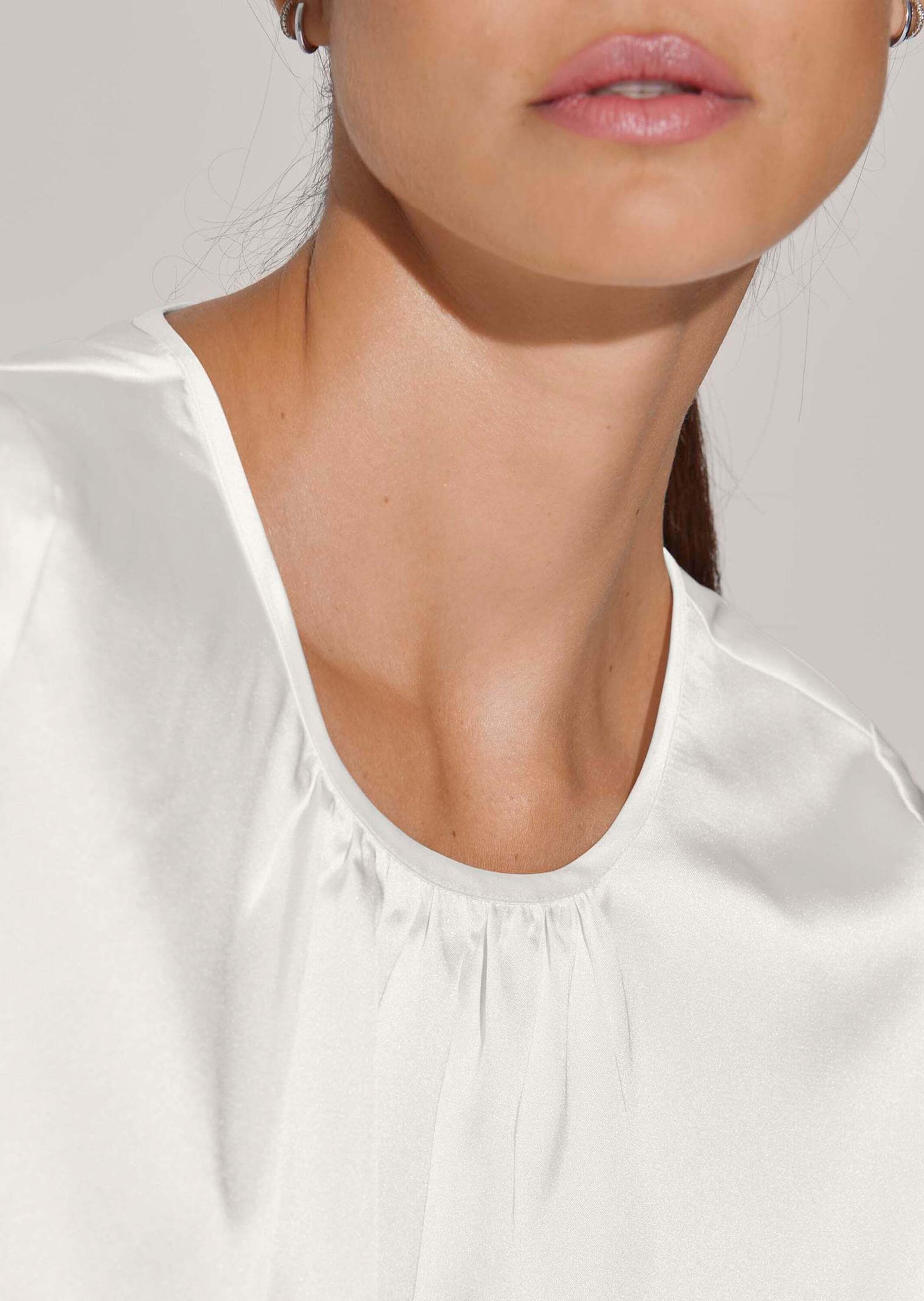 MADELEINE Shirtbluse Elegante Satinbluse in A-Linie Schimmernde Businessbluse mit gekräuseltem Rundhals und Kappärmeln