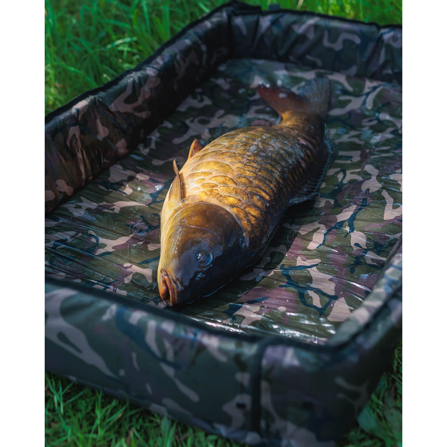 FOX International Sportmatte Fox Camo Karpfen Abhakmatte mit Seiten, Leichte und kompakte Bauweise, Flaches Seitenprofil mit hochklappbaren Wänden, Kompakt aufrollbar, Doppellagige Matratze, Perfekt für mobiles Angeln, Material: Hergestellt aus 100% Polyester, Maße: 90cm x 54cm x 17cm, Packmaß: 86cm x 40cm x 8cm