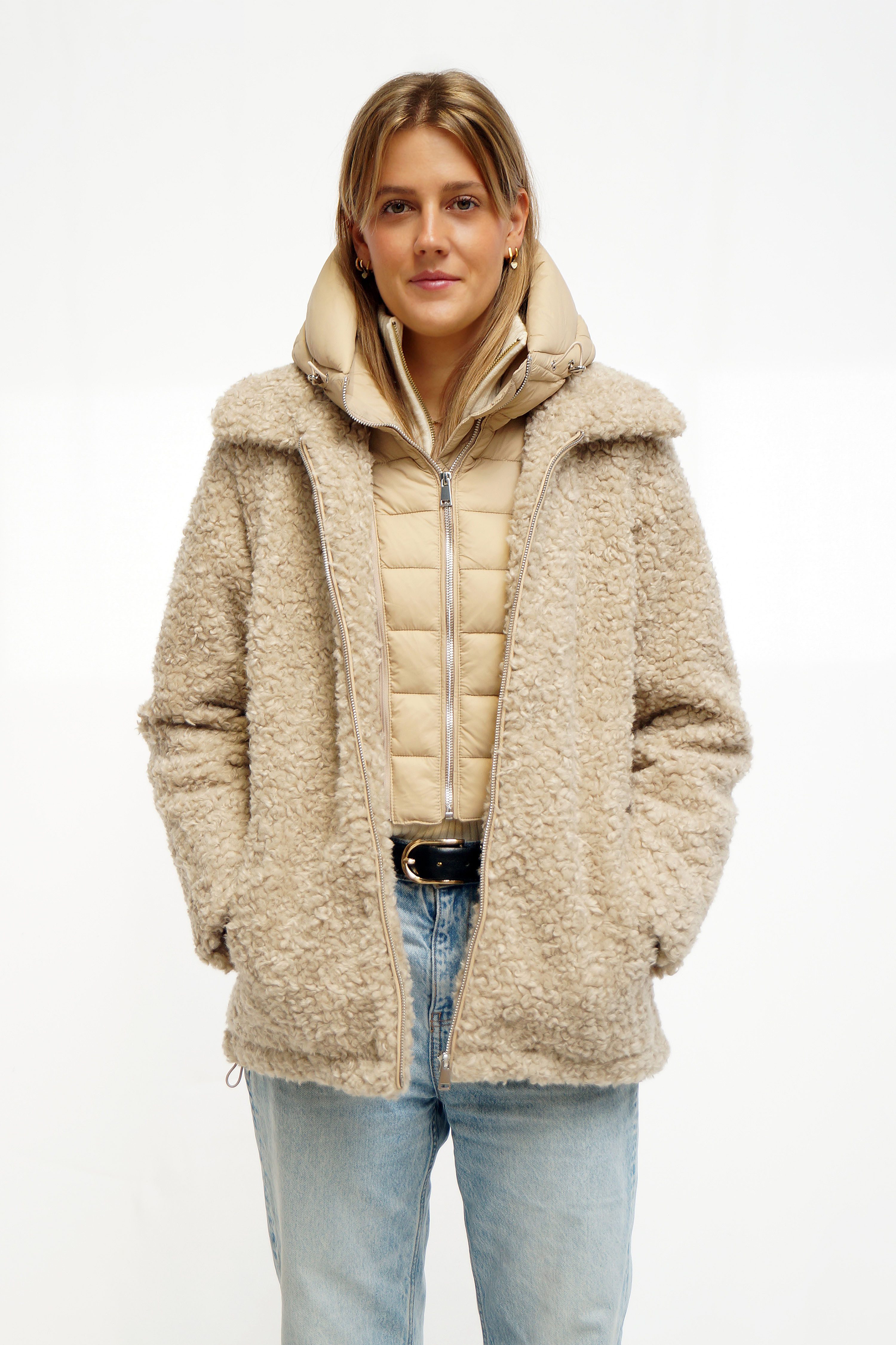 FUNK since 1776 Fellimitatjacke hüftlang in hochwertiger Lammoptik mit abnehmbarer Steppkapuze 2-in-1 Design