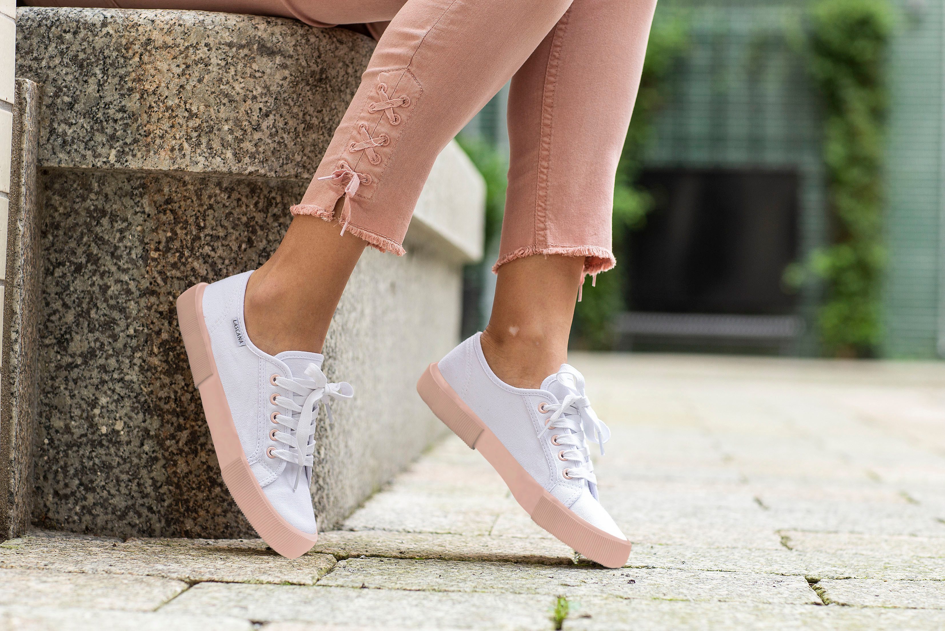 LASCANA Sneaker Halbschuh,Schnürhalbschuh,Freizeitschuh, farblich abgesetzt günstig online kaufen