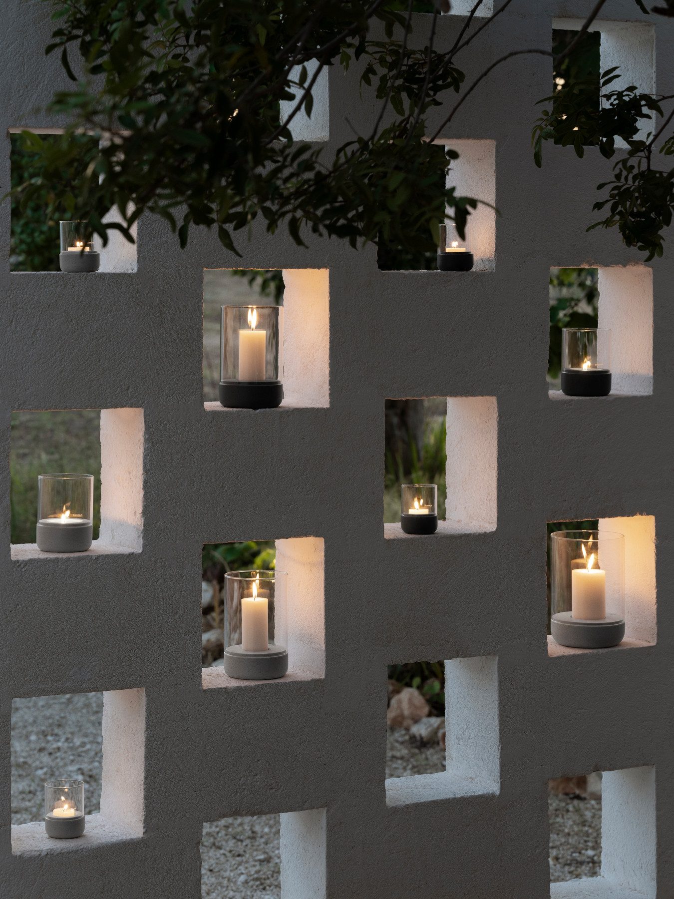 blomus Windlicht -CALMA- Glas Kerzenhalter, Stimmungslicht: modernes Deko-Design (1 St), Exklusive Betonoptik, Handgefertigt, Verschiedene Größen & Farben – Bild 5 von 5