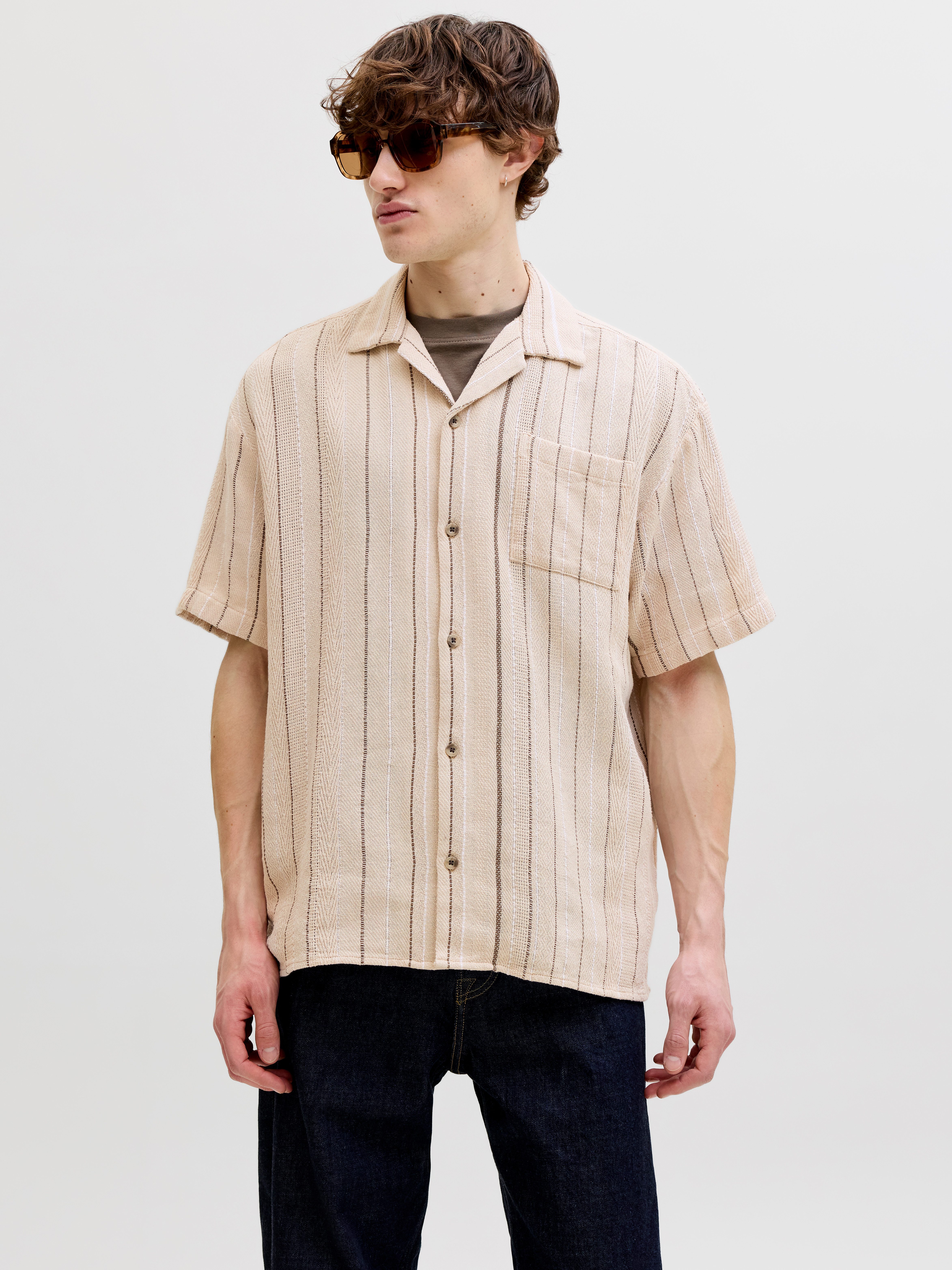 Jack & Jones Kurzarmhemd JJEBRADLEY STRIPED RESORT SHIRT SS LN Baumwolle, loose fit