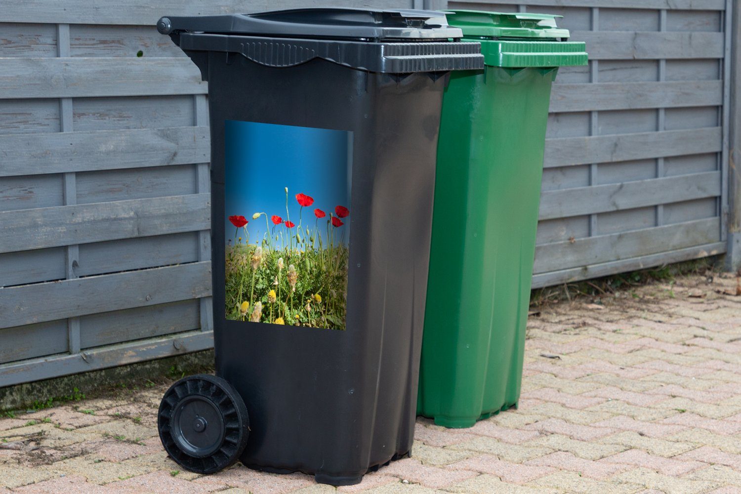 MuchoWow Wandsticker Mülleimer-aufkleber, Türkei blauen Abfalbehälter einem Himmel Rote in Container, der Mülltonne, St), Sticker, (1 Mohnblumen strahlend unter