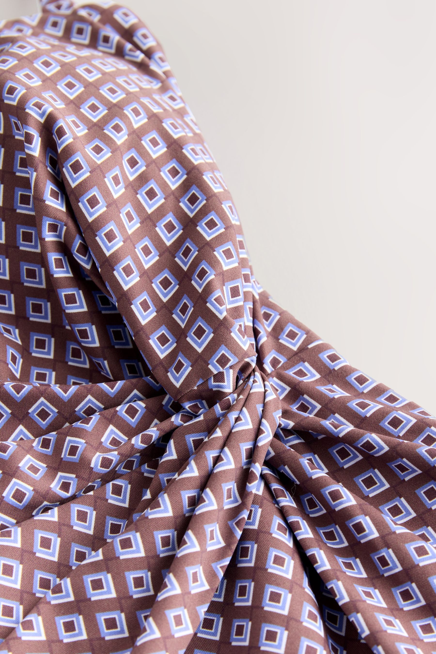 Next Badeanzug Bauchformender Bandeau-Badeanzug mit Twist-Detail (1-St) – Bild 5 von 5