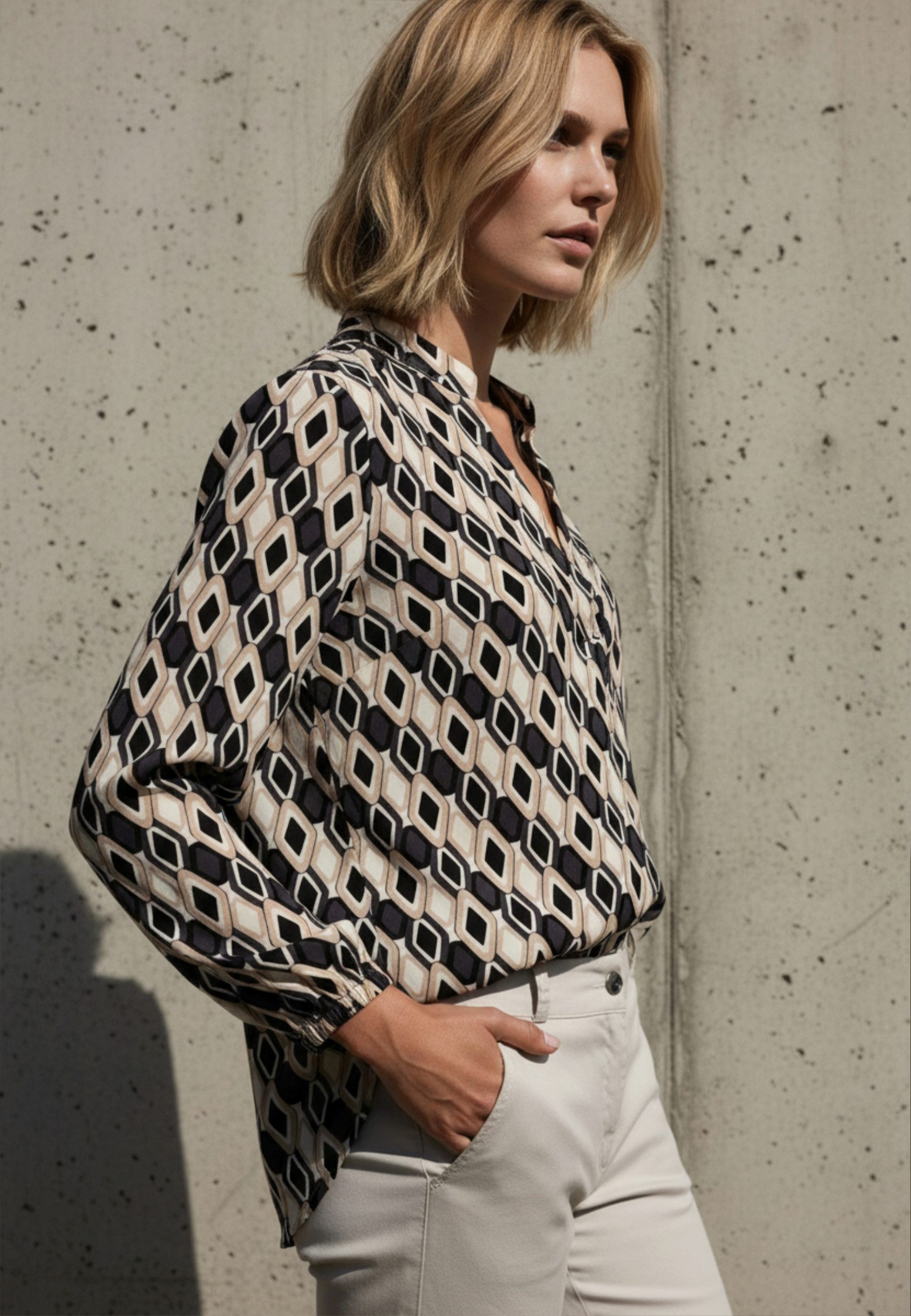 Andijamo-Fashion Schlupfbluse RETRO LINE Ausdrucksstarker Retro Print