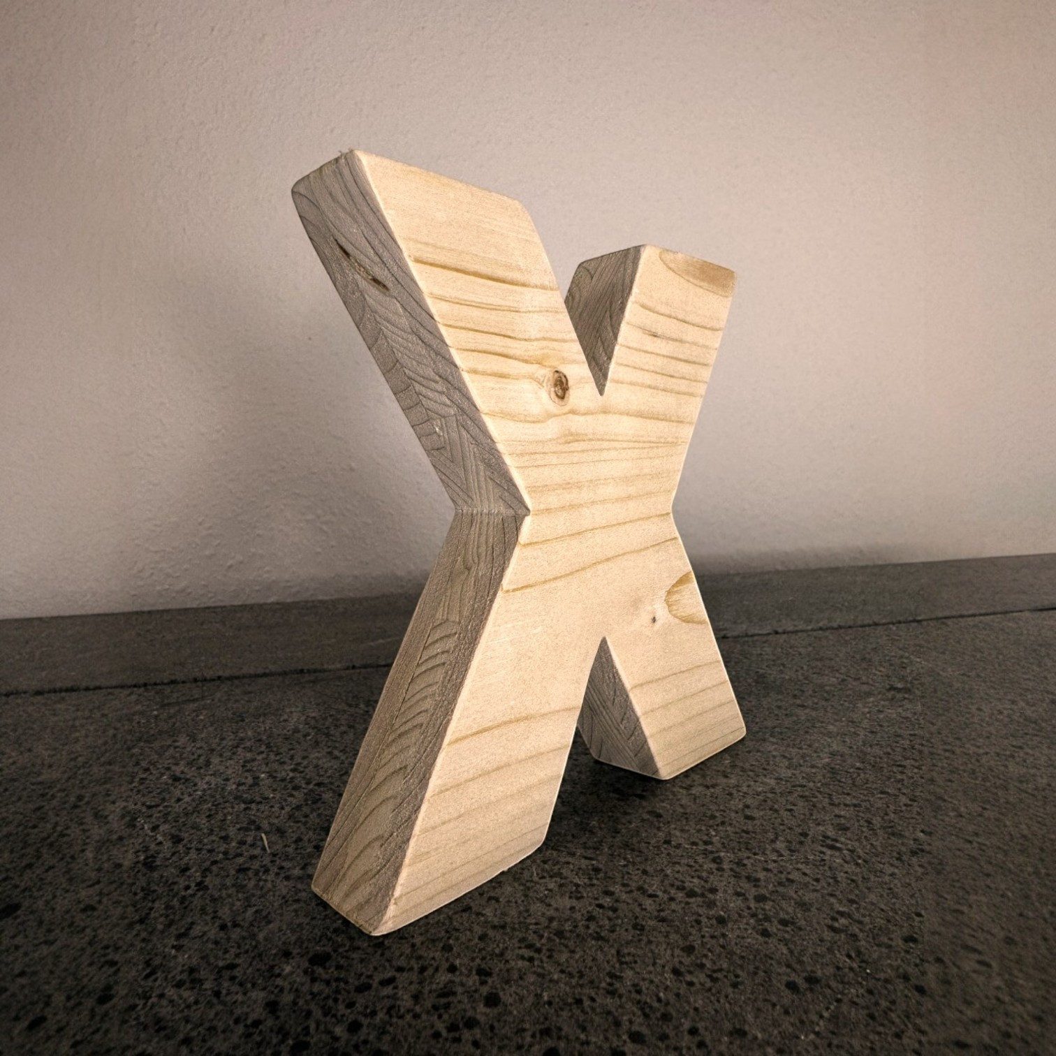Zayno Deko-Buchstaben Holzbuchstabe "X" aus massivem Fichtenholz (Packung, 1 St., Fördert das Kennenlernen des Alphabetes), in liebevoller Handarbeit aus hochwertigem Fichtenholz gefertigt.