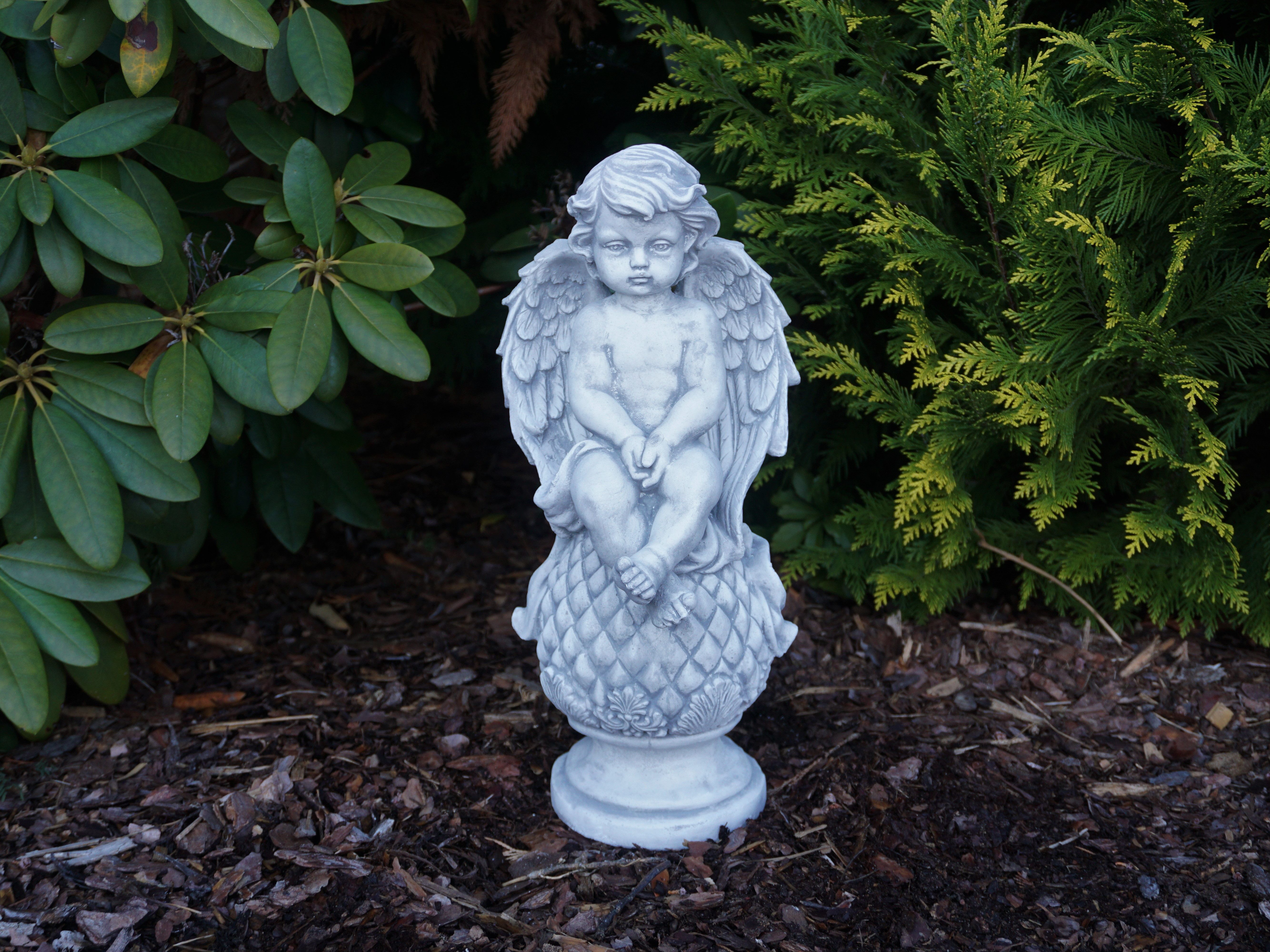 gartendekoparadies.de Gartenfigur Engel auf Einer Kugel Grabengel, Steinfigur, H. 37 cm, 6 kg, Frostsicher