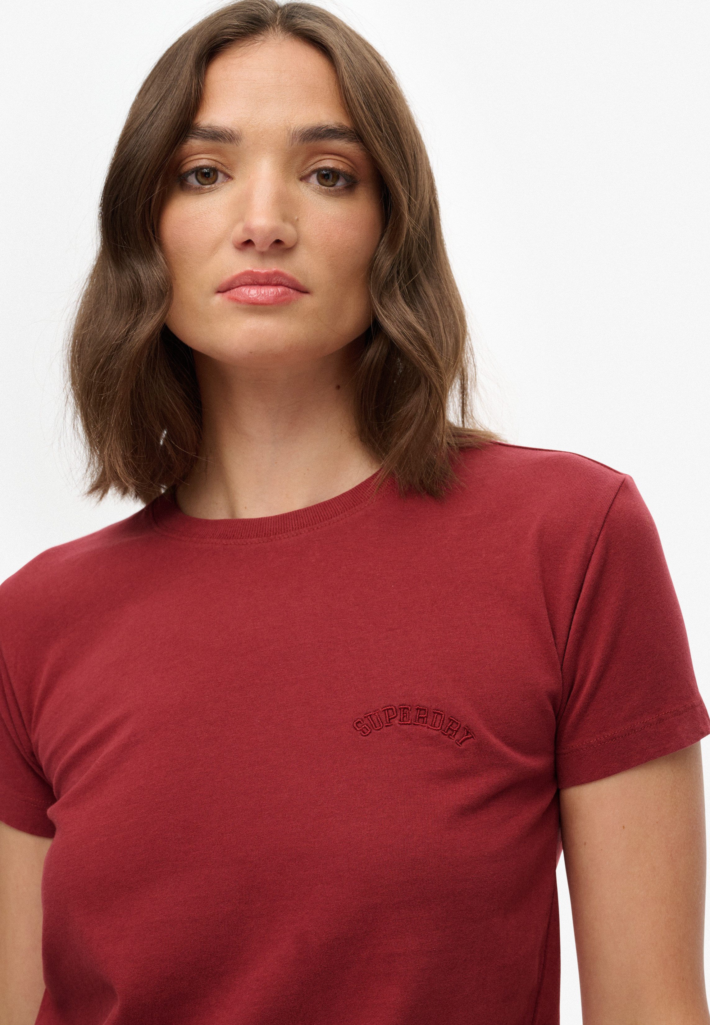 Superdry Kurzarmshirt SU-ESSENTIAL LOGO 90'S T SHIRT angenehmes Tragegefühl durch besonders weiche Haptik