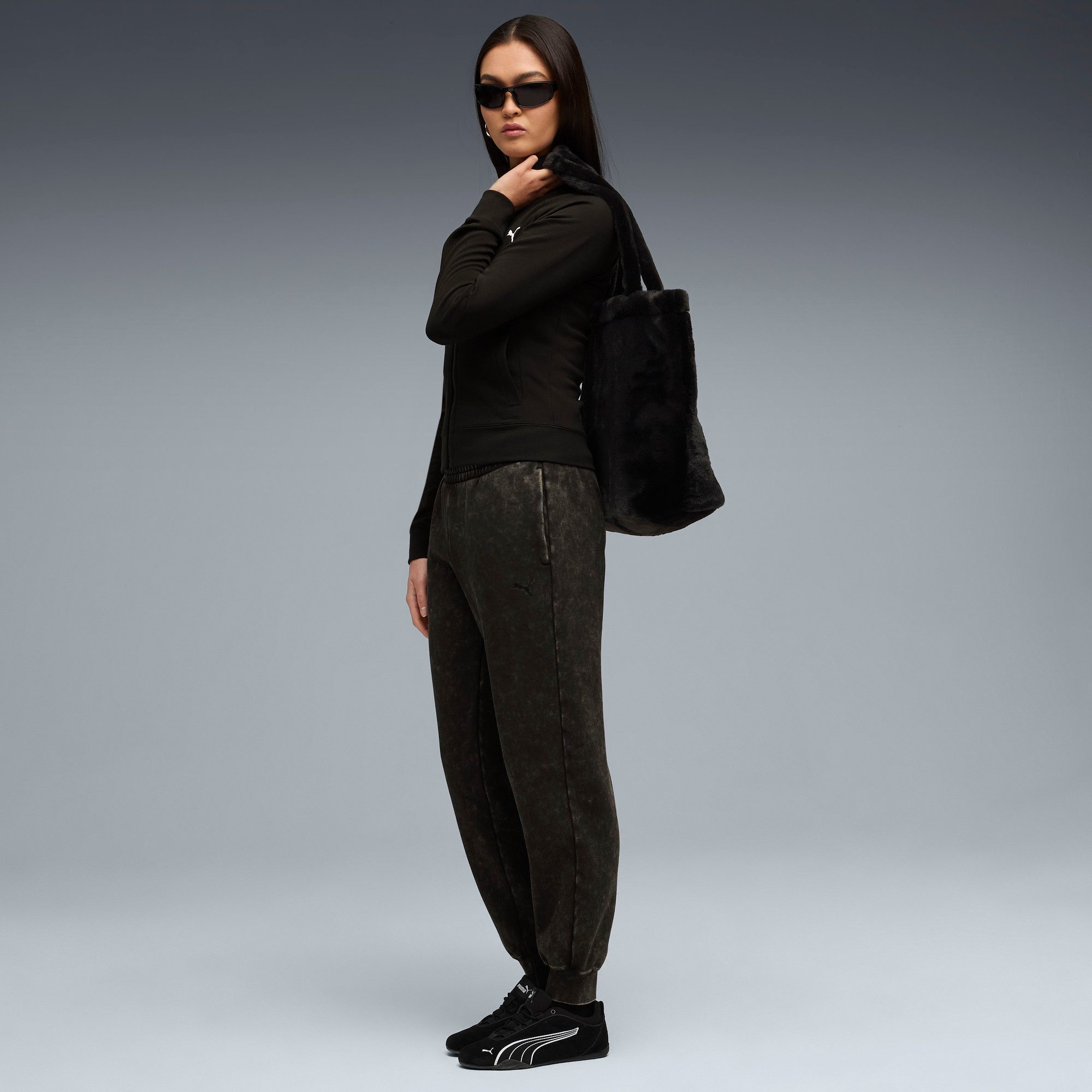 PUMA Trainingshose ESS ELEVATED COMFORT WASH SWEATPANTS FL CL für Alltag und Sport, sportlicher Stil, mit Print-Applikationen