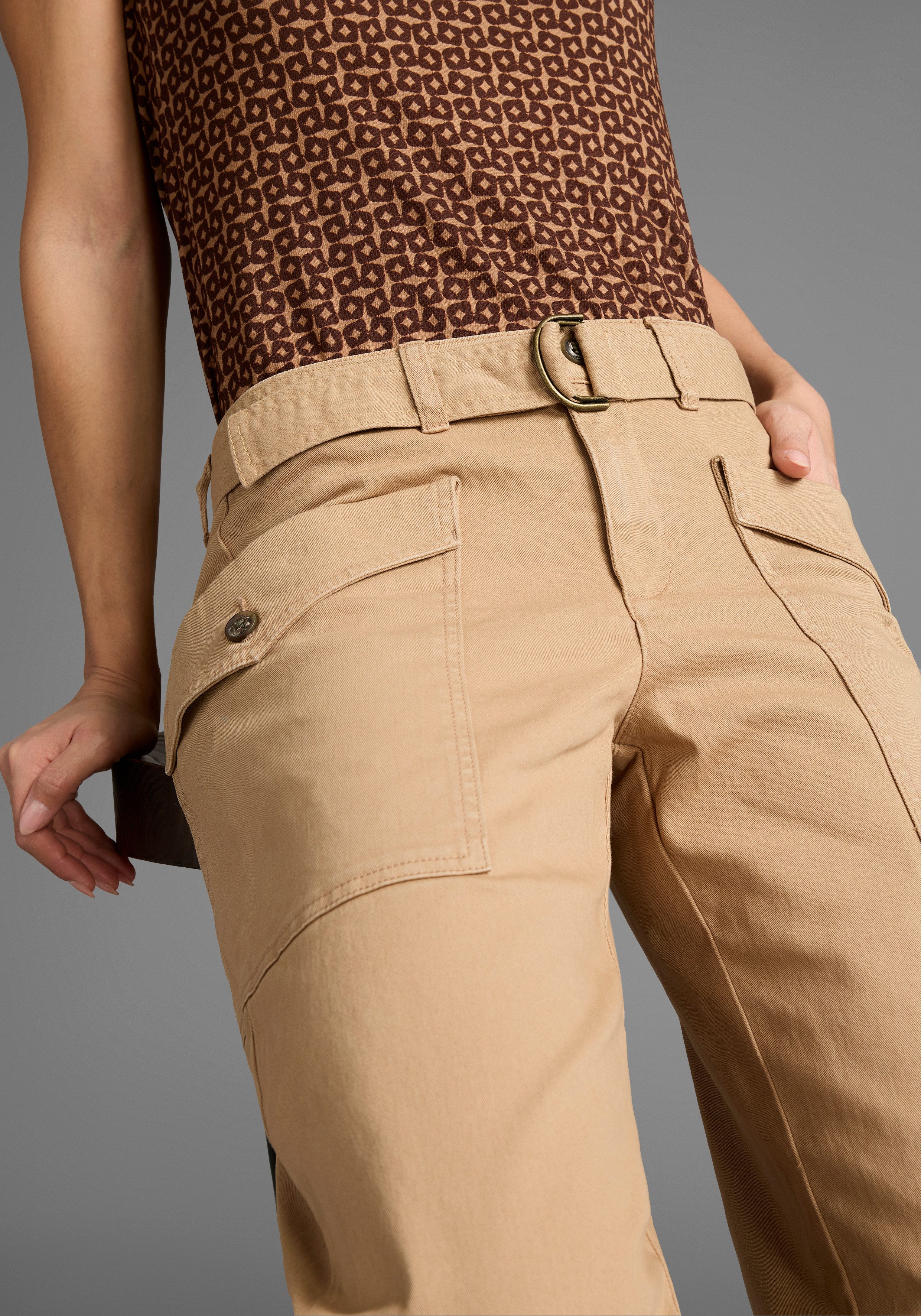 DELMAO Cargohose (2-tlg., mit abnehmbarem Gürtel) mit modische großen Eingrifftaschen