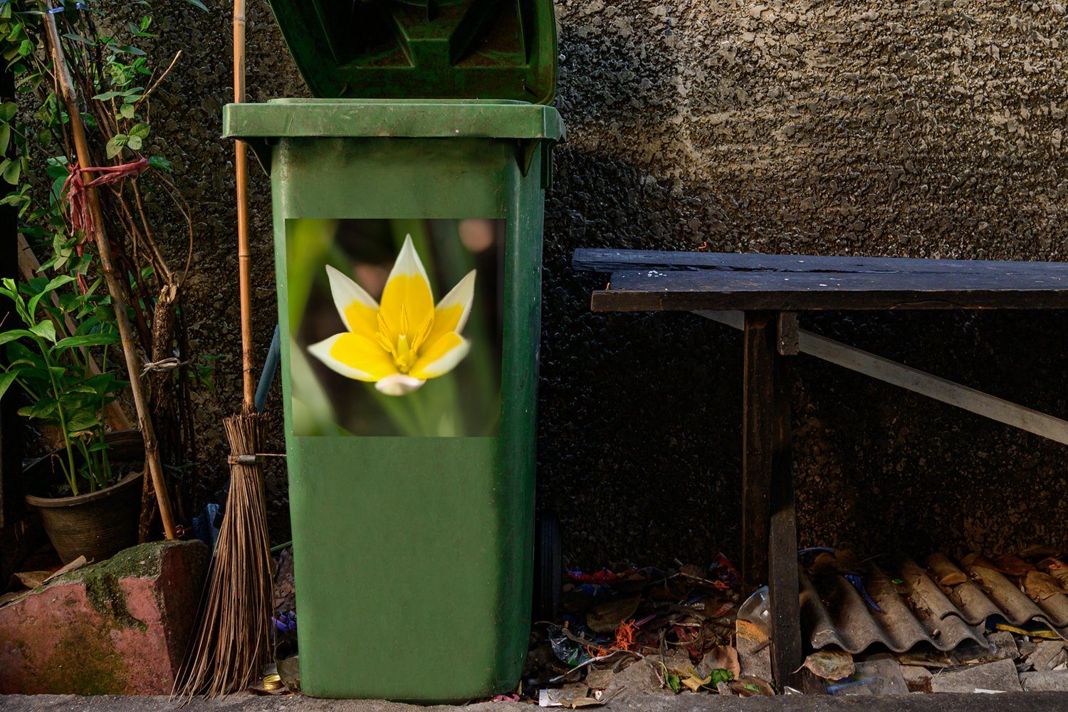 Container, Garten Sticker, Blume - MuchoWow Gelb - Mülleimer-aufkleber, Wandsticker (1 Mülltonne, Abfalbehälter St),