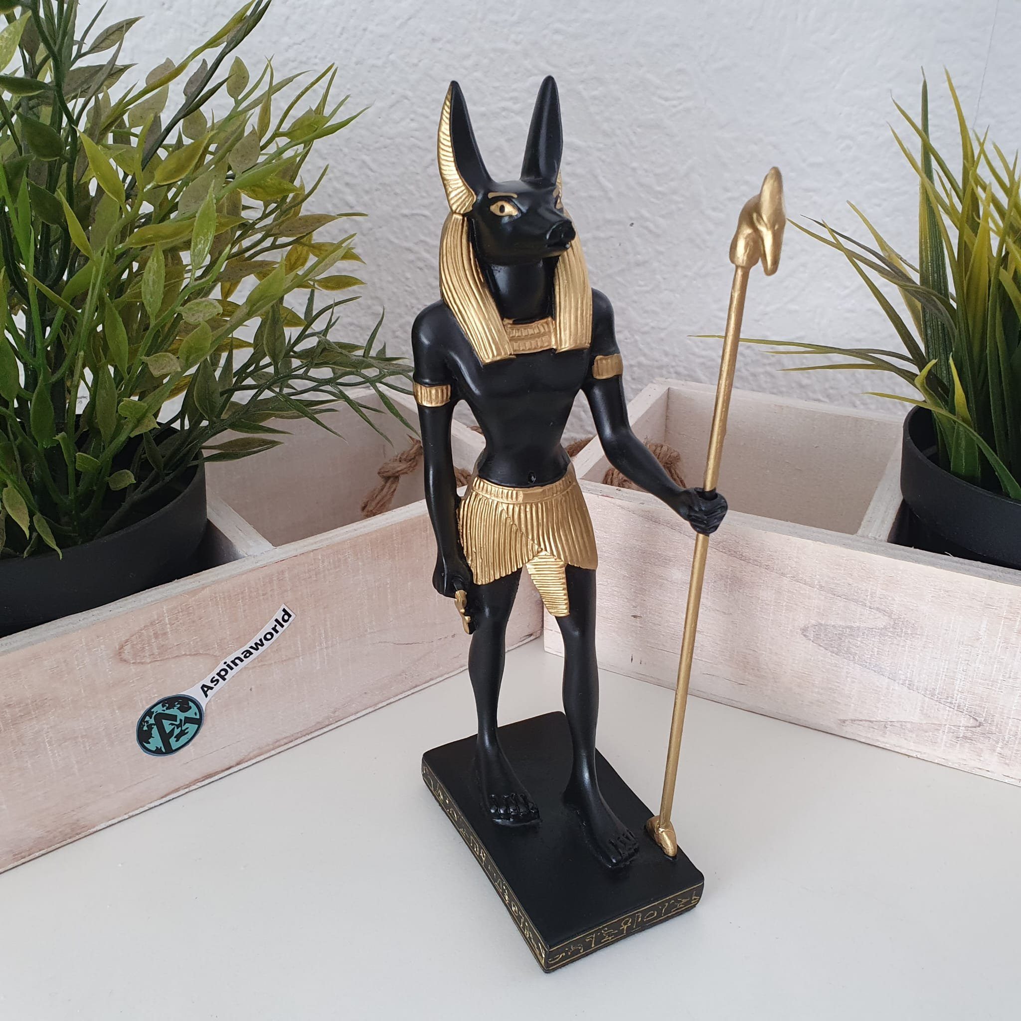 steht Aspinaworld Arm Anubis Dekofigur im Figur cm mit 41 Speer