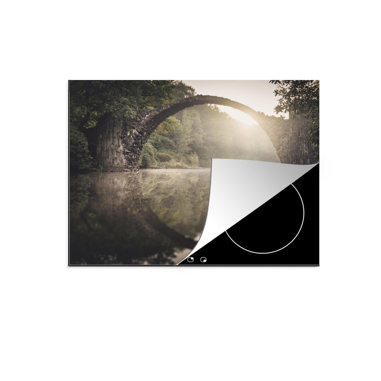 MuchoWow Herdblende-/Abdeckplatte Schwarz-Weiß-Foto der Rakotz-Brücke in Kromlau bei Sonnenuntergang, Vinyl, (1 tlg), 70x52 cm, Mobile Arbeitsfläche nutzbar, Ceranfeldabdeckung