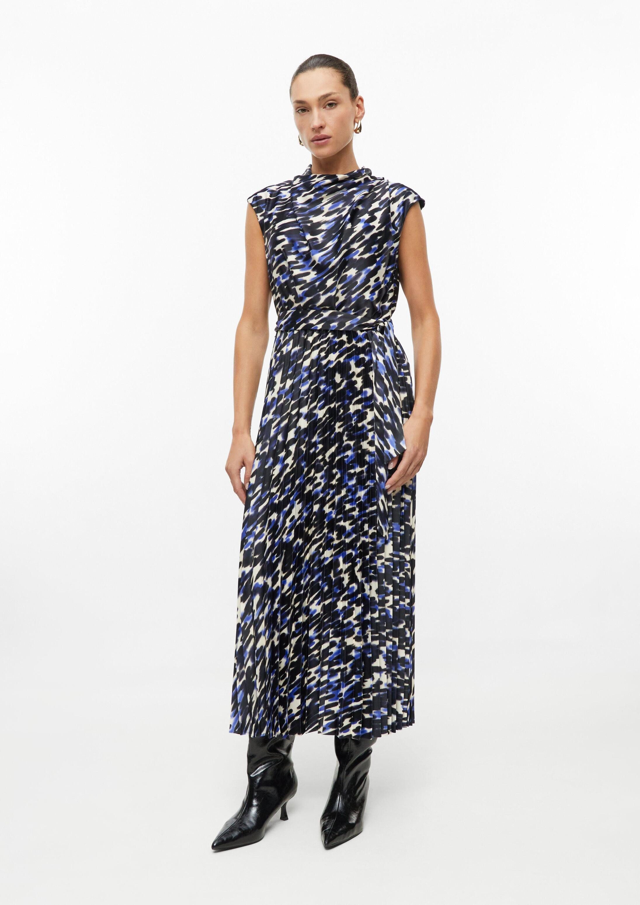s.Oliver Midikleid Kleid Satin-Kleid mit Wasserfall-Ausschnitt und Plissee