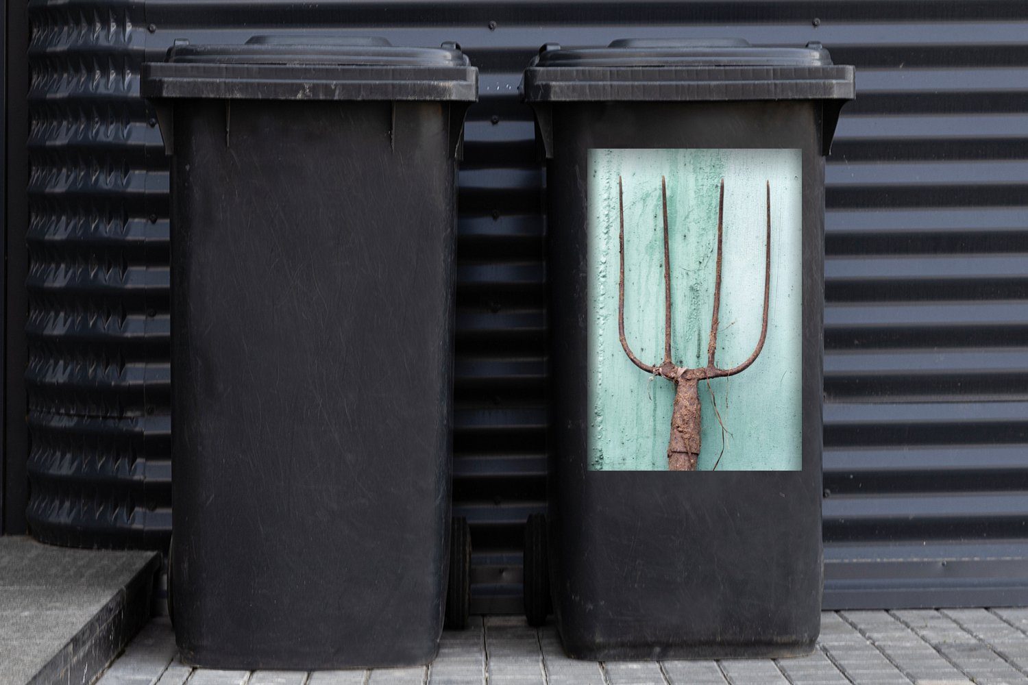 MuchoWow Wandsticker Eine rostige einem Mistgabel (1 Container, Mülleimer-aufkleber, vor hellblauen Sticker, Hintergrund Mülltonne, St), Abfalbehälter