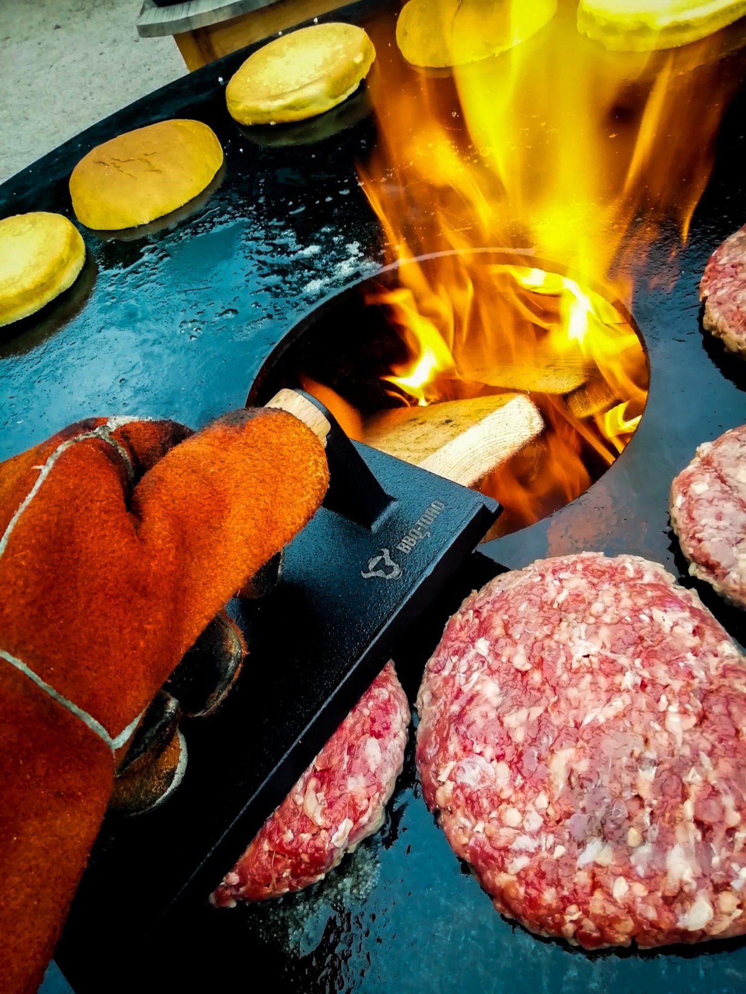 BBQ-Toro Burgerpresse Fleischbeschwerer, Gusseisen, 1 kg Grillgewicht mit Holzgriff, Fleisch, Gusseisen