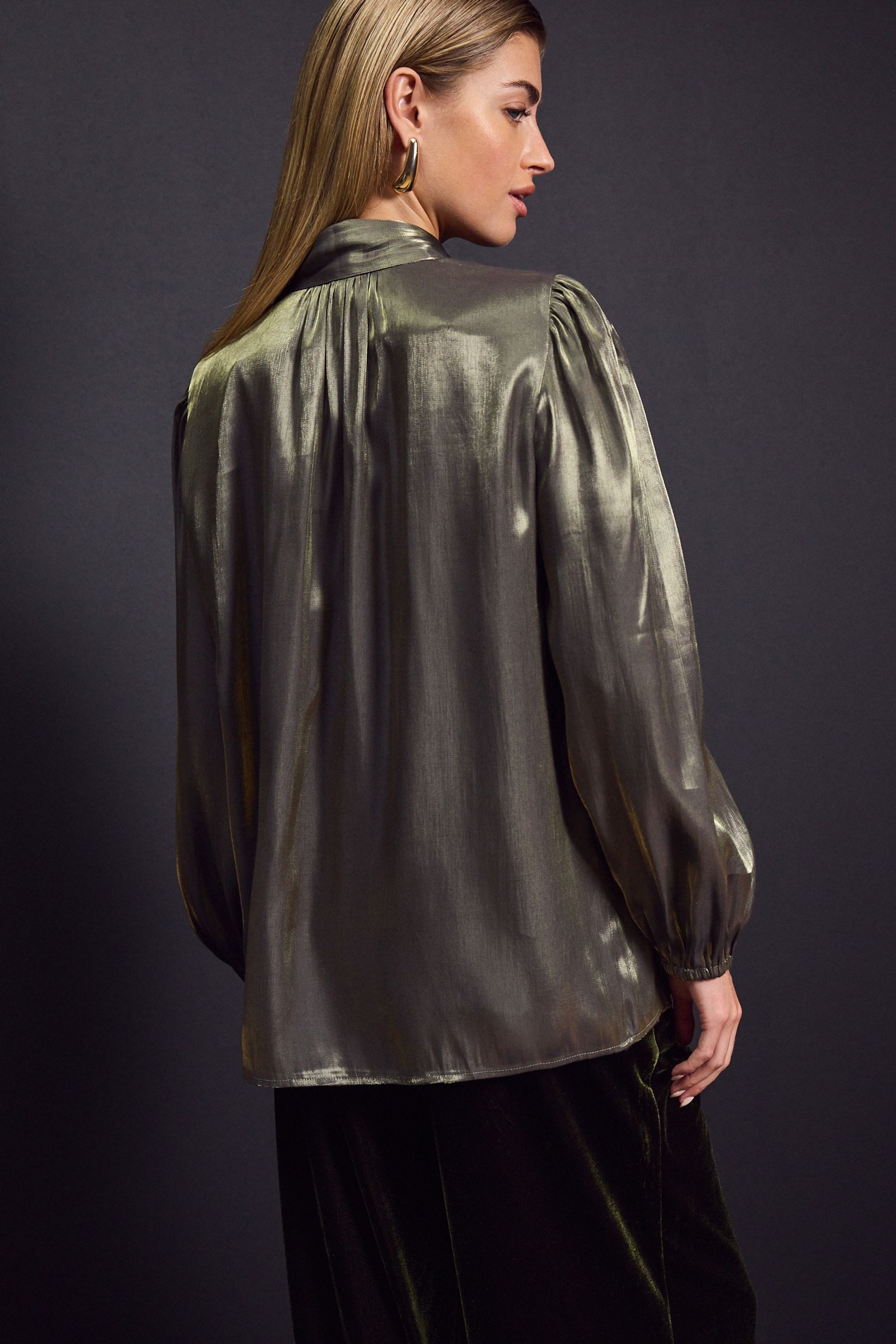Next Langarmbluse Metallic-Bluse mit Bindeausschnitt (1-tlg) günstig online kaufen
