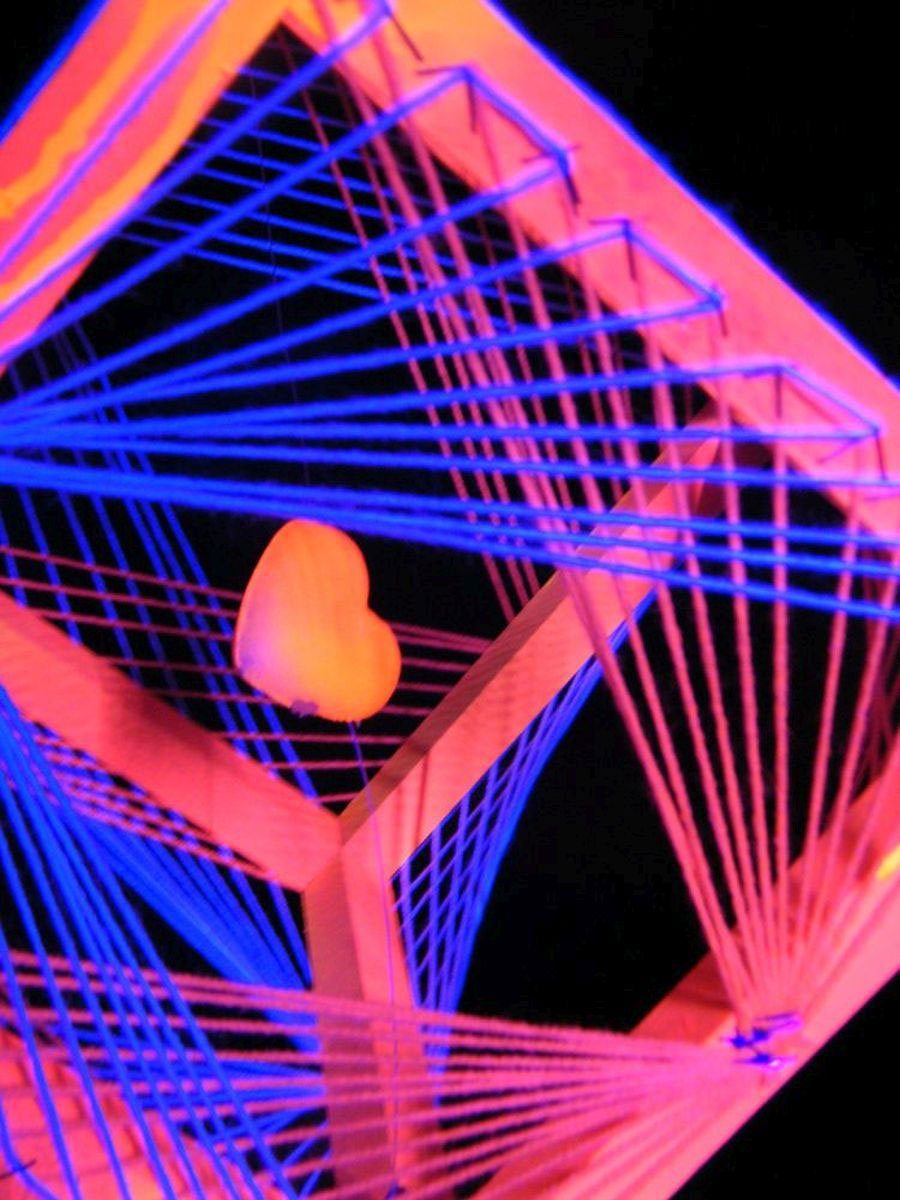 PSYWORK Dekoobjekt Schwarzlicht 3D StringArt Fadendeko Würfel "Burning Heart", 25cm, UV-aktiv, leuchtet unter Schwarzlicht
