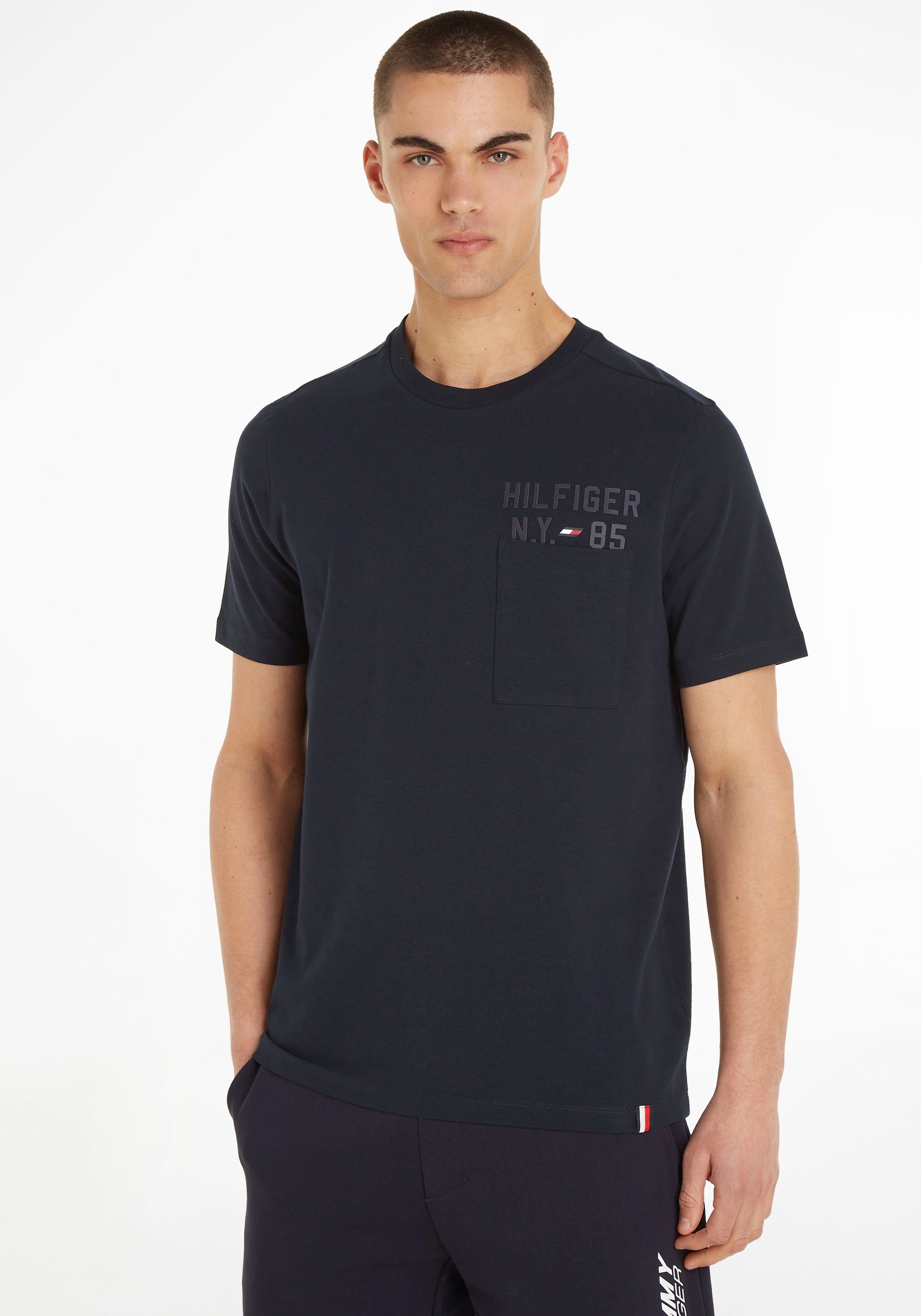 Tommy Hilfiger Sport T-Shirt GRAPHIC S/S TEE mit Tommy Hilfiger Logoschriftzug über der Brusttasche Desert Sky