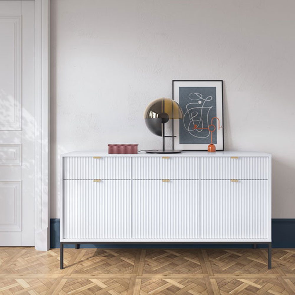 Feldmann-Wohnen Sideboard Nova (3 Türen, 3 Schubladen, 3 Einlegeböden, 1 St., Riffel-Optik Front, goldfarbene Metallgriffe, ABS-Kanten), 154x39x83cm, Fronten mit ausdrucksstarkem geriffelten Muster