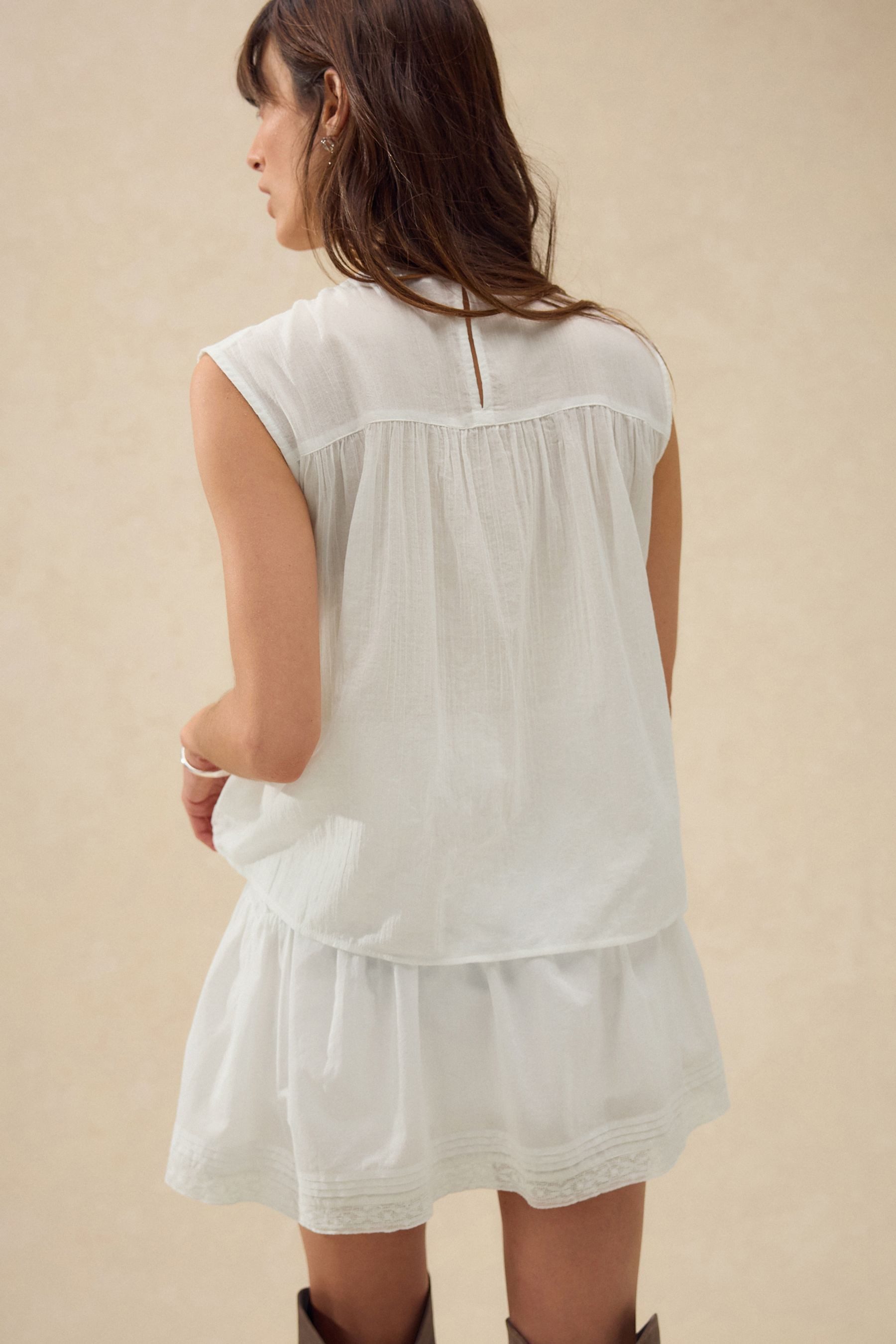 Next Blusentop Ärmellose Bluse mit Biesen, Mesh und Stickerei (1-tlg) günstig online kaufen