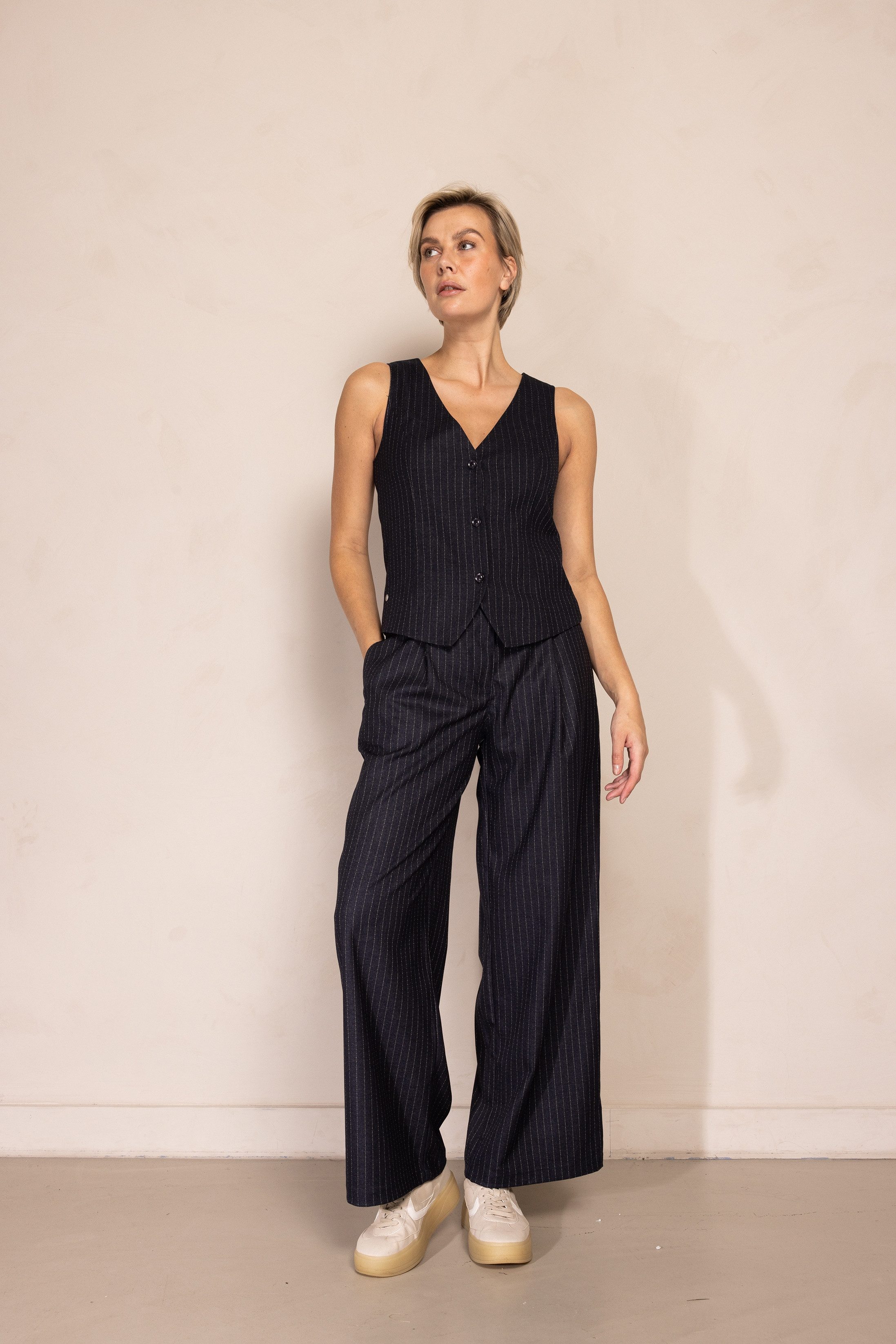 Zhrill Bundfaltenhose GRETA Hose weite Passform, für den Alltag, mit Nadelstreifen, Materialmix – Bild 5 von 5
