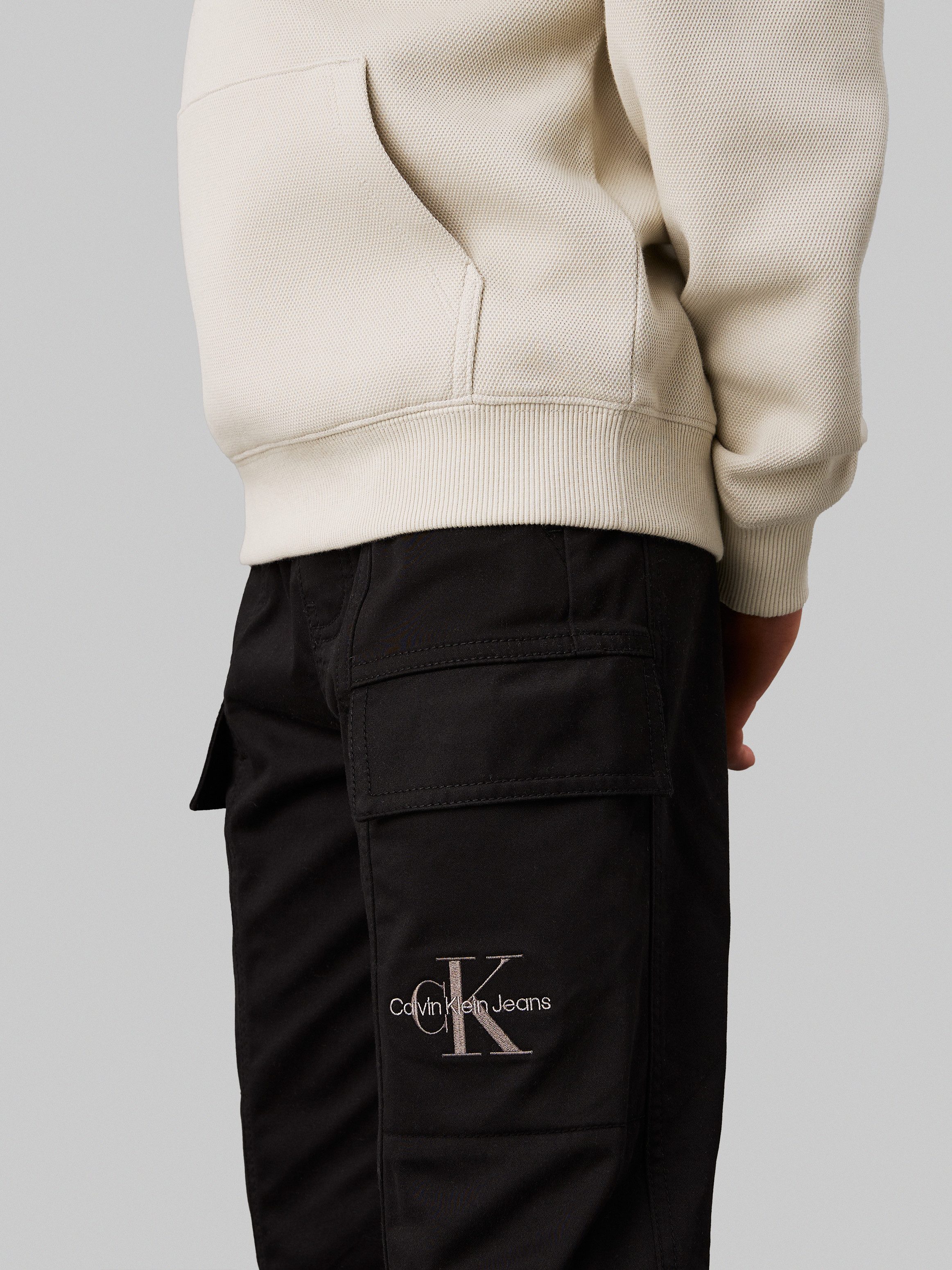 Calvin Klein Jeans Sweathose ESSENTIAL WOVEN CARGO PANTS für Kinder bis 16 Jahre mit Logo-Print