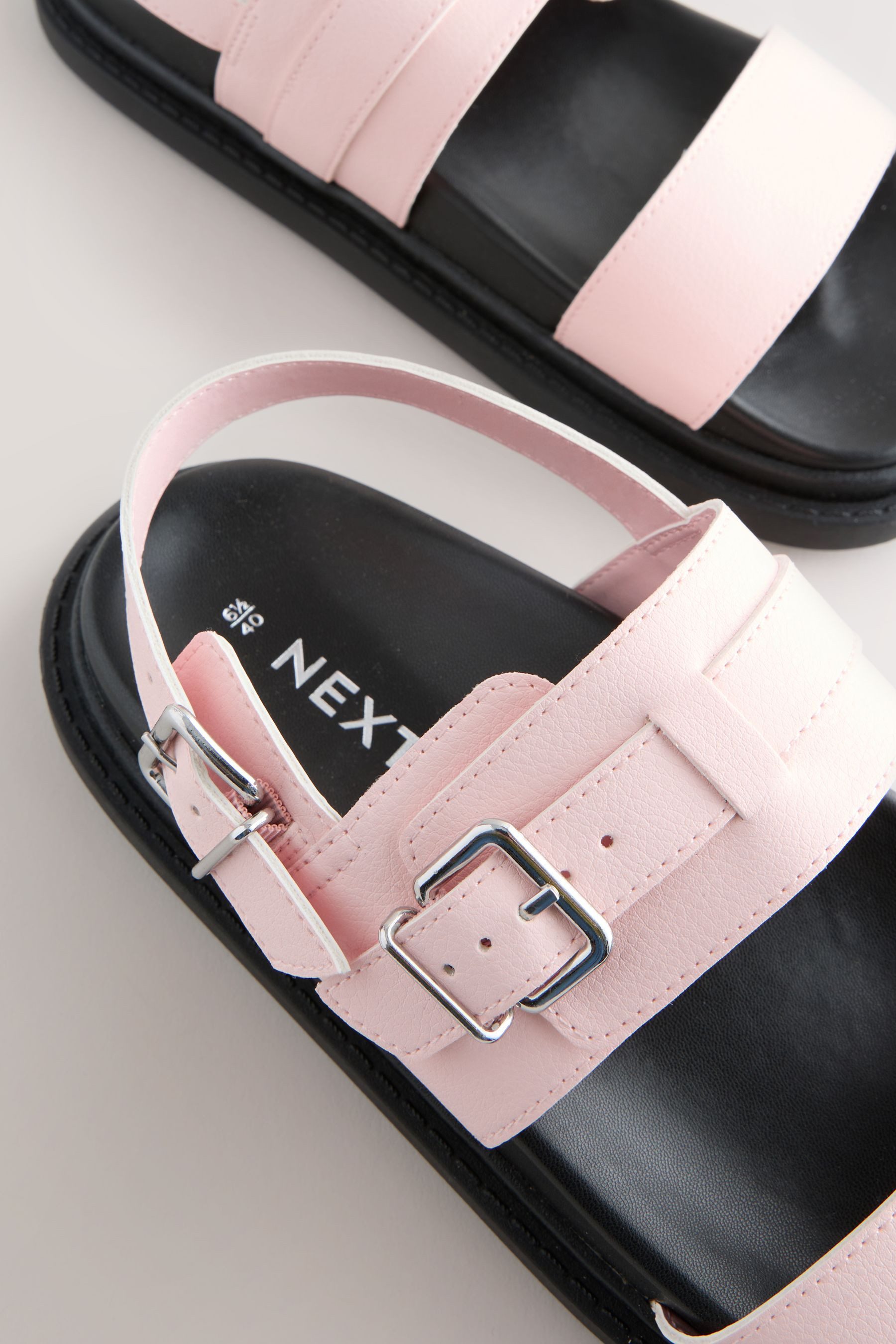 Next Sandalen mit Schnalle robustem Fußbett Sandale (1-tlg)