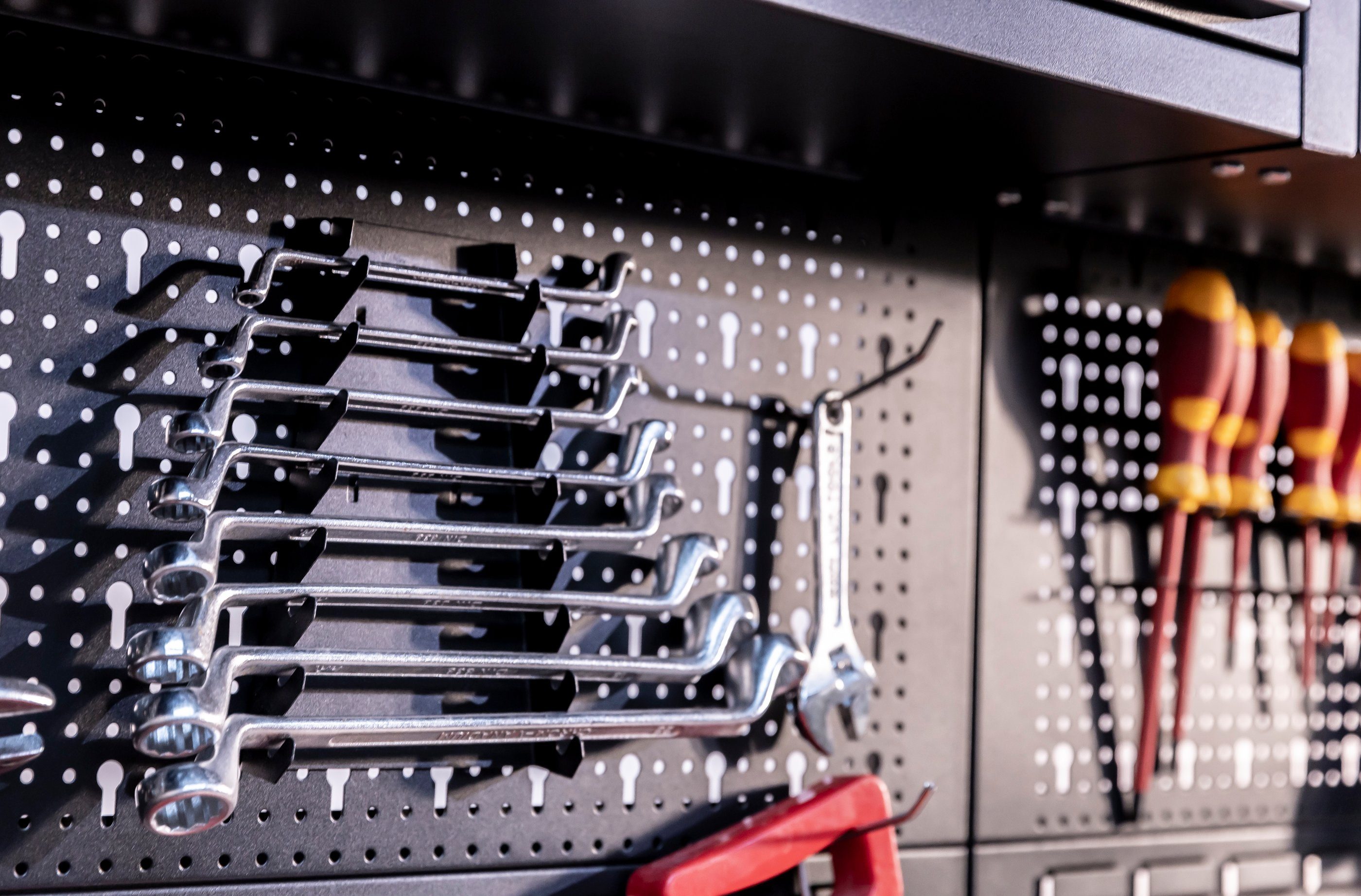 ONDIS24 Werkstatt-Set Werkstatteinrichtung XXL SteelMaster 325 x 55 x 202 cm, schwarzer Stahl, Werkbank, Werkzeugschränke, Buchenholzarbeitsplatte