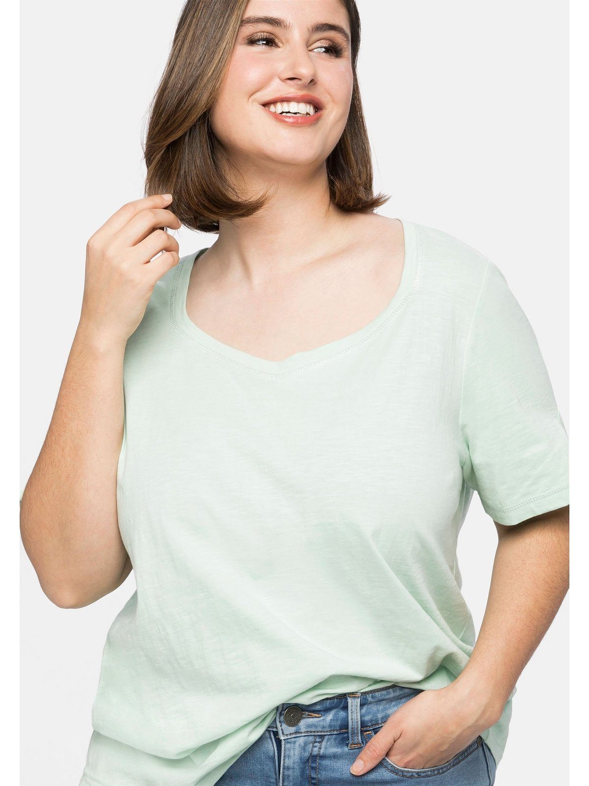 Größen silberfarbenen Ärmel Sheego Ziernähte mit Ziernähten, und Große an T-Shirt Silberfarbenen Ausschnitt