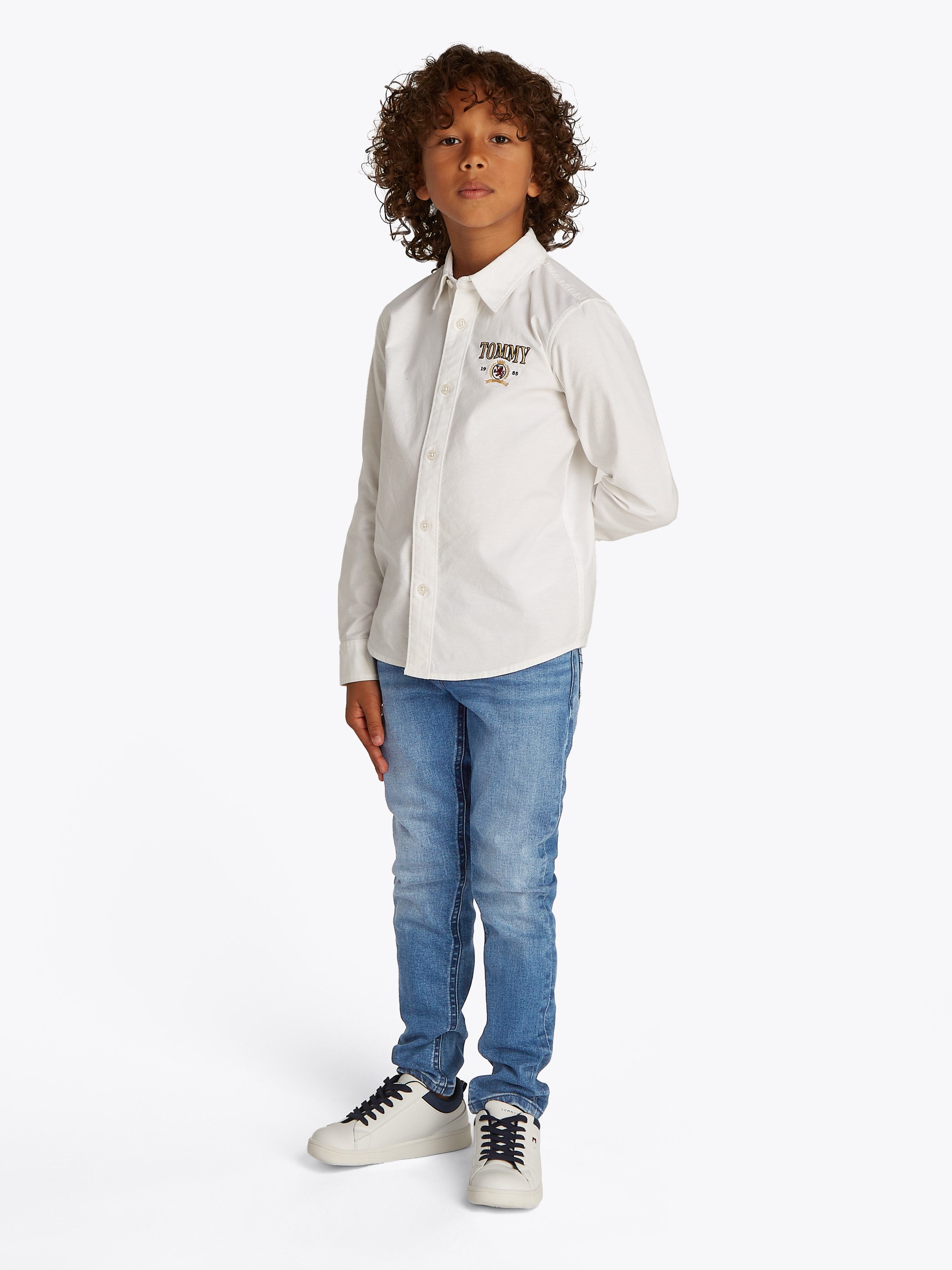 Tommy Hilfiger Slim-fit-Jeans SCANTON Y SLIM FIT DKBLUE JEANS in blauer Waschung, mit Logo-Badge