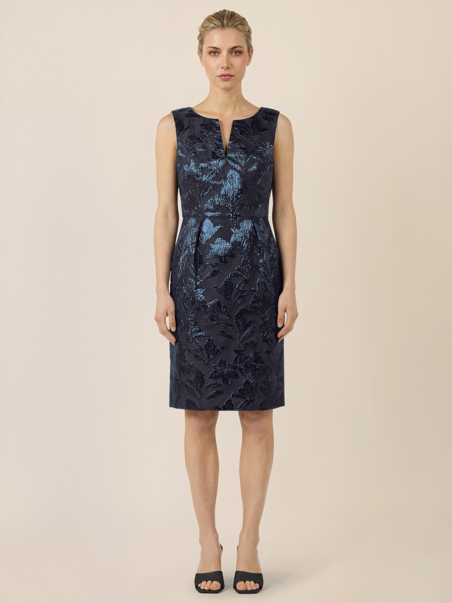 Apart Brautkleid mit Glanzjacquard und V-Ausschnitt