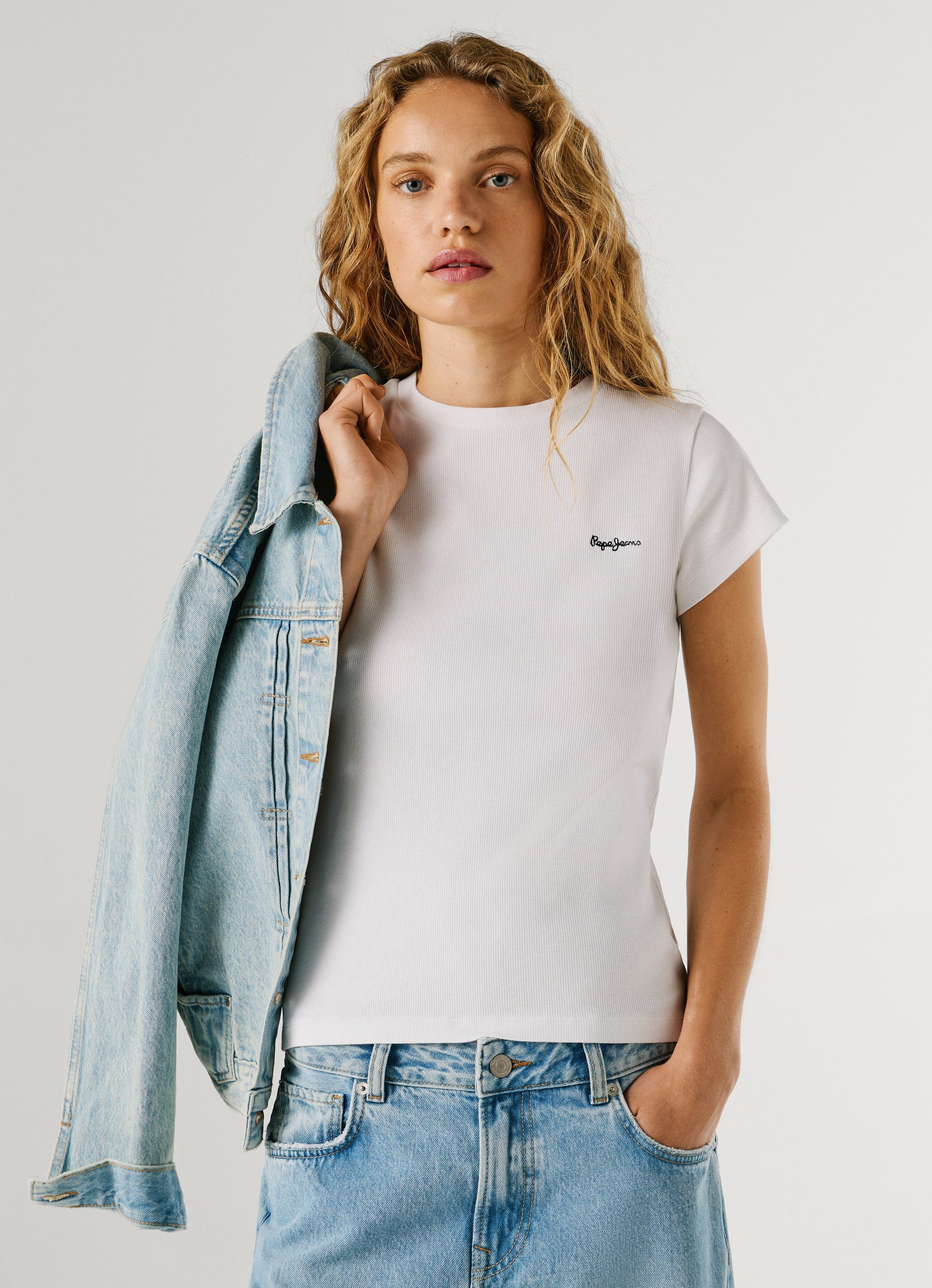 Pepe Jeans T-Shirt MERIDA aus elastischem Rippstoff, Rundhalsform