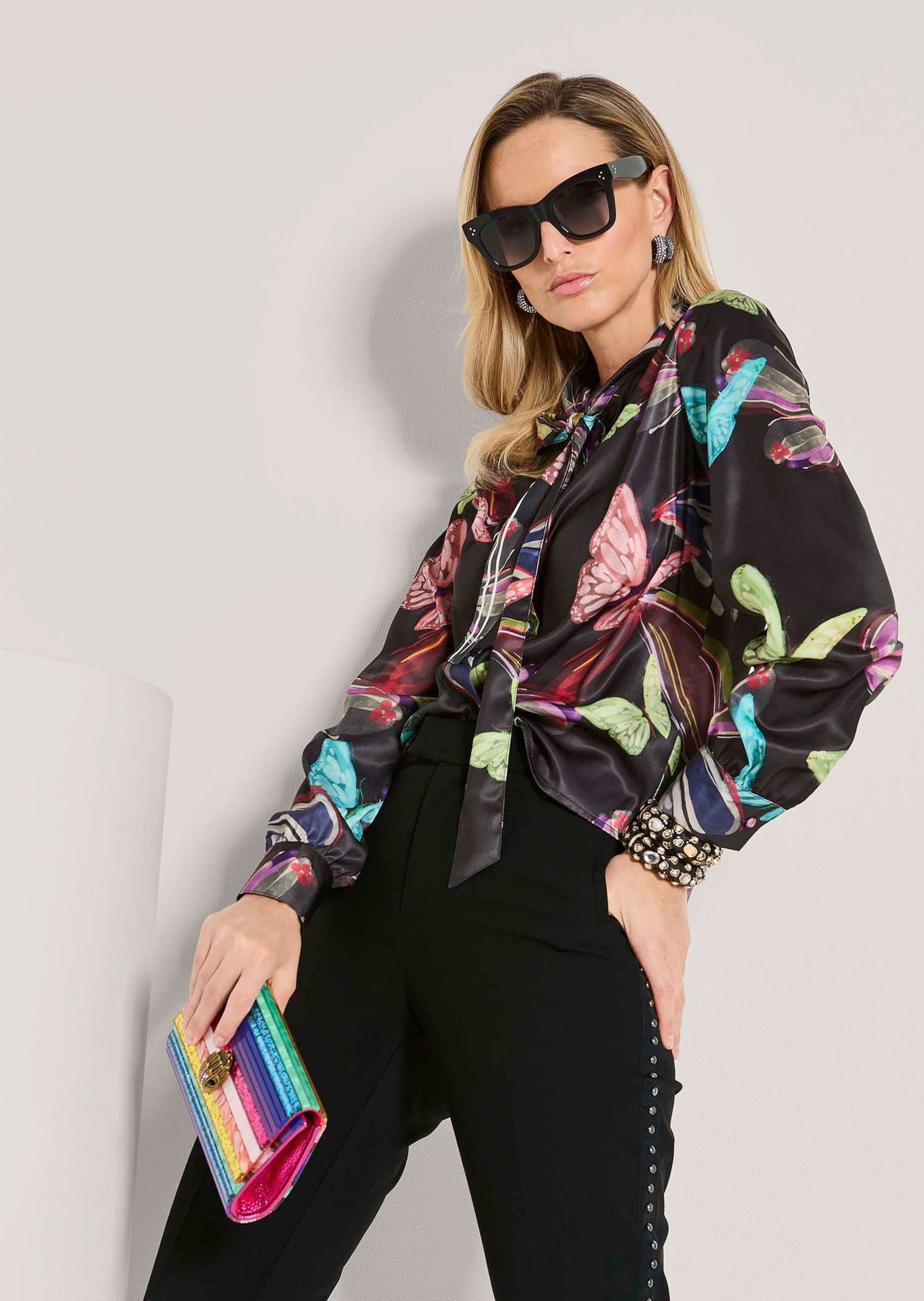 MADELEINE Langarmbluse Farbenfrohe Dschungel-Print Bluse Stehkragen mit Schluppe und lange Manschettenärmel