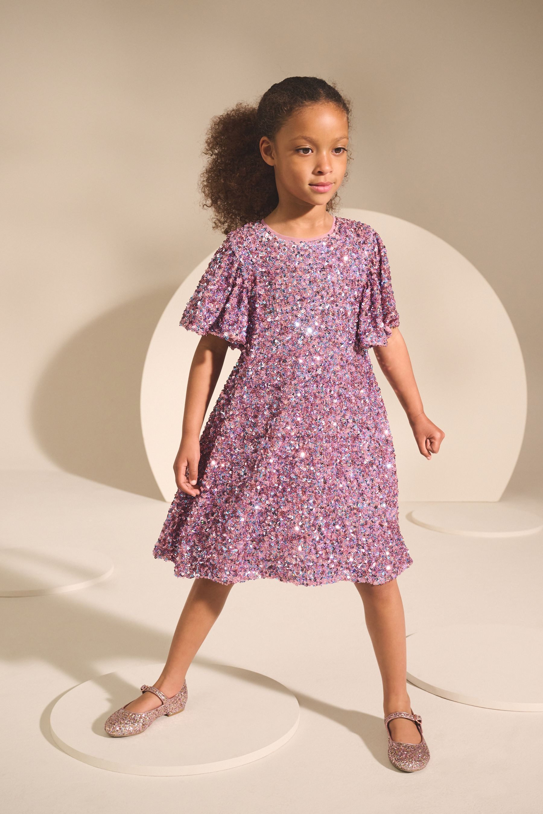 Next Partykleid Partykleid mit Pailletten und Engelsärmeln (1-tlg)