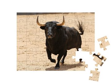 puzzleYOU Puzzle Schwarzer spanischer Stier in der Stierkampfarena, 48 Puzzleteile, puzzleYOU-Kollektionen Stiere, Bauernhof-Tiere