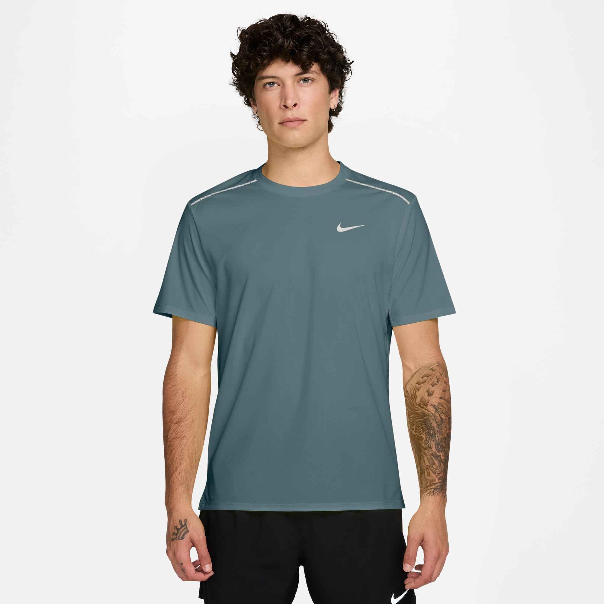 Nike Laufshirt M NK DF UV MILER SS mit reflektierenden Details, schnell trocknend, atmungsaktiv