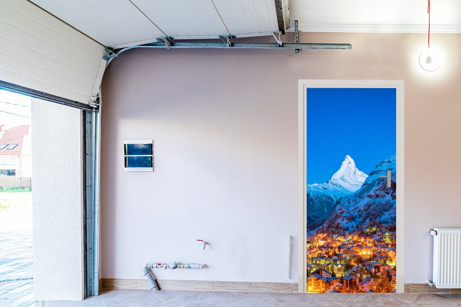 Schweiz, Berg Matt, einem Bergdorf Türtapete bedruckt, cm verschneiten für 75x205 an in Fototapete MuchoWow St), (1 Türaufkleber, der Tür,