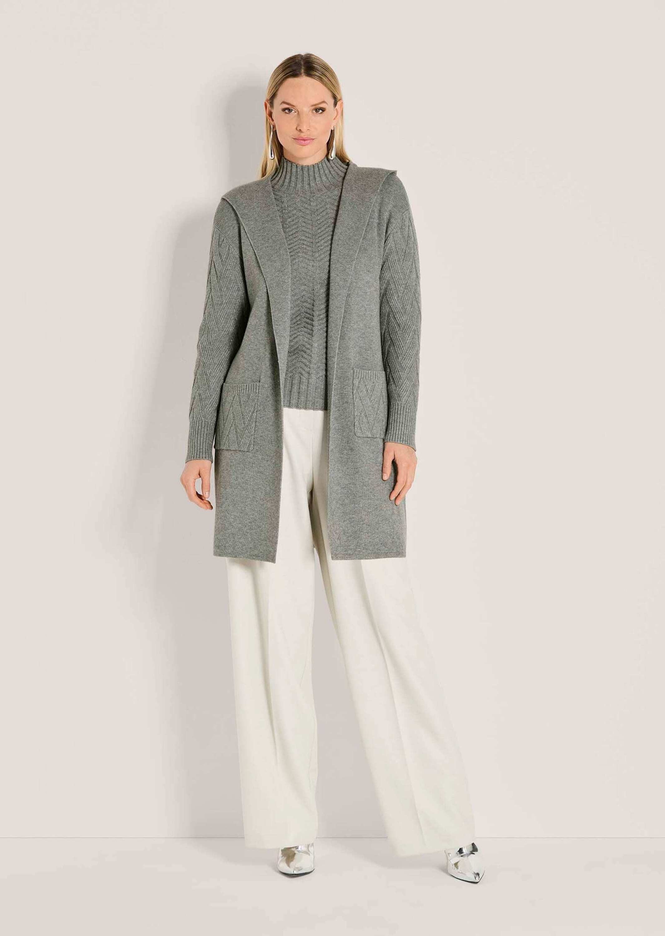 MADELEINE Strickjacke Urbaner Cardigan in Longform Kapuzenjacke mit Jacquard-Ärmeln, ohne Verschluss und Langarm