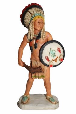 Castagna Dekofigur Native American Figur Rain in the Face Kriegshäuptling Skulptur 18cm stehend mit Schild in der Hand