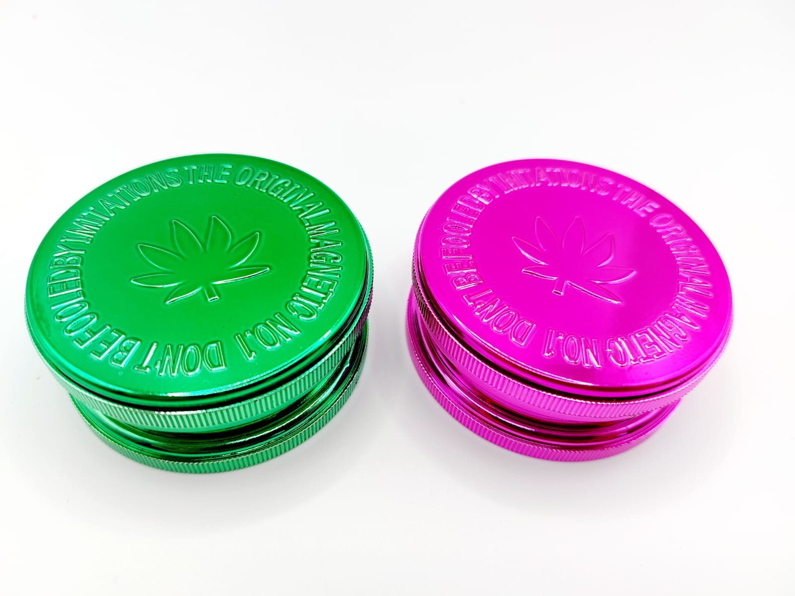 Grinder Kräutermühle 2er Set grün und pink metallic 3 teilig Hanfblatt