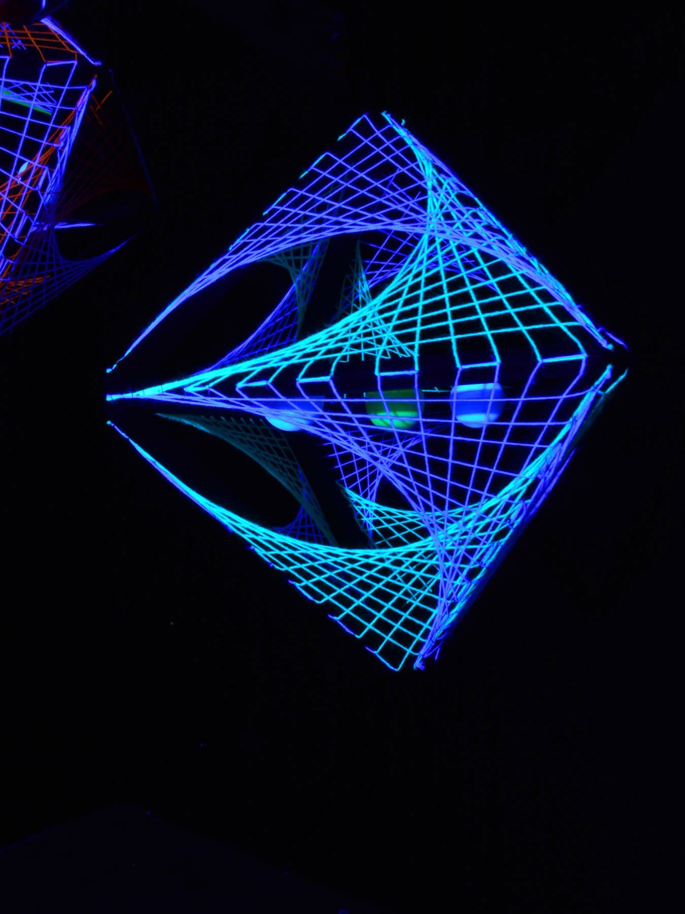 PSYWORK Dekoobjekt Schwarzlicht 3D Fadendeko leuchtet "Green Schwarzlicht Shadow", unter UV-aktiv, 60cm, Oktaeder StringArt