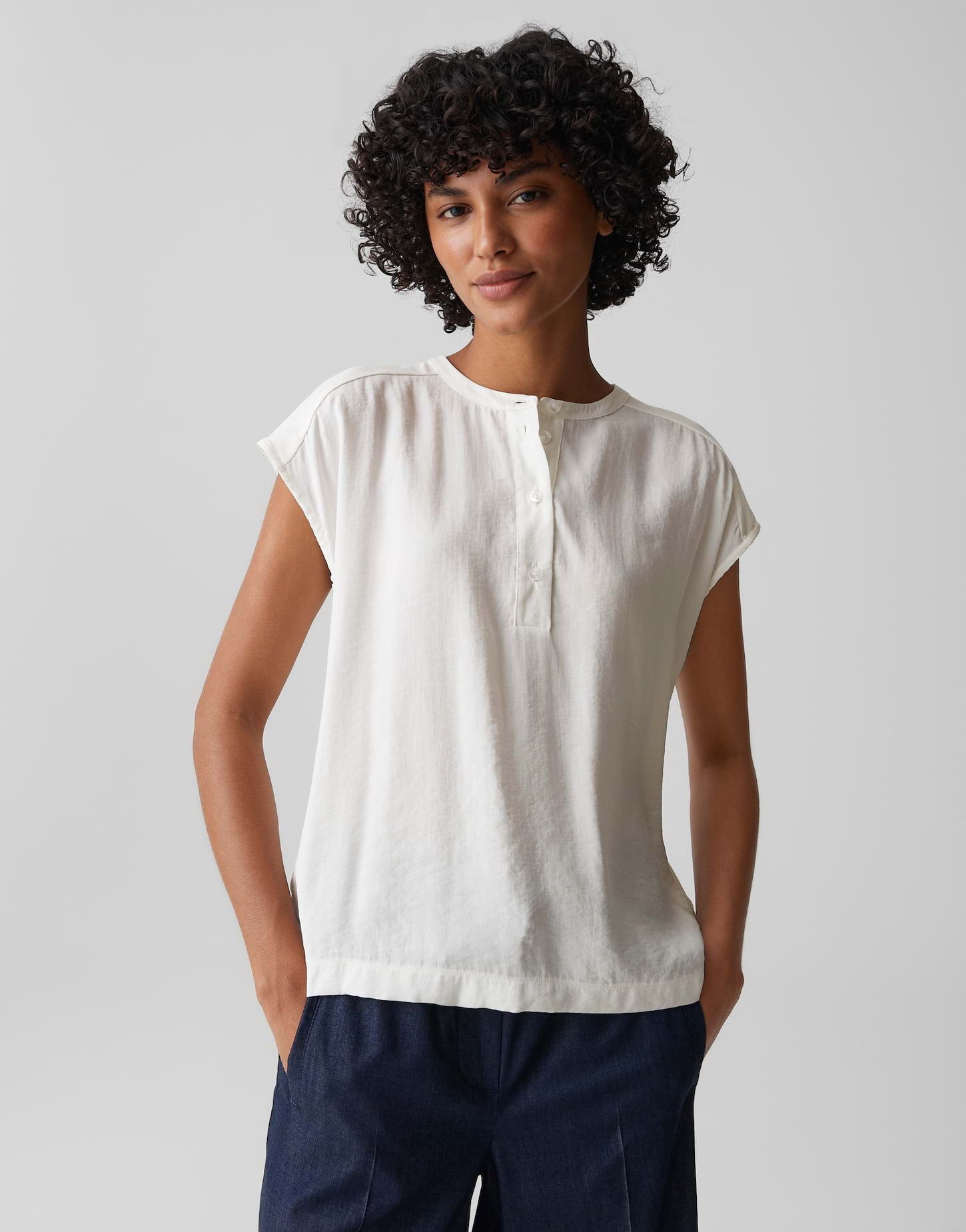 OPUS Kurzarmshirt Sajula aus glatter Webware mit samtiger Oberfläche Zarte Falten geben dem Look eine lockere Leichtigkeit
